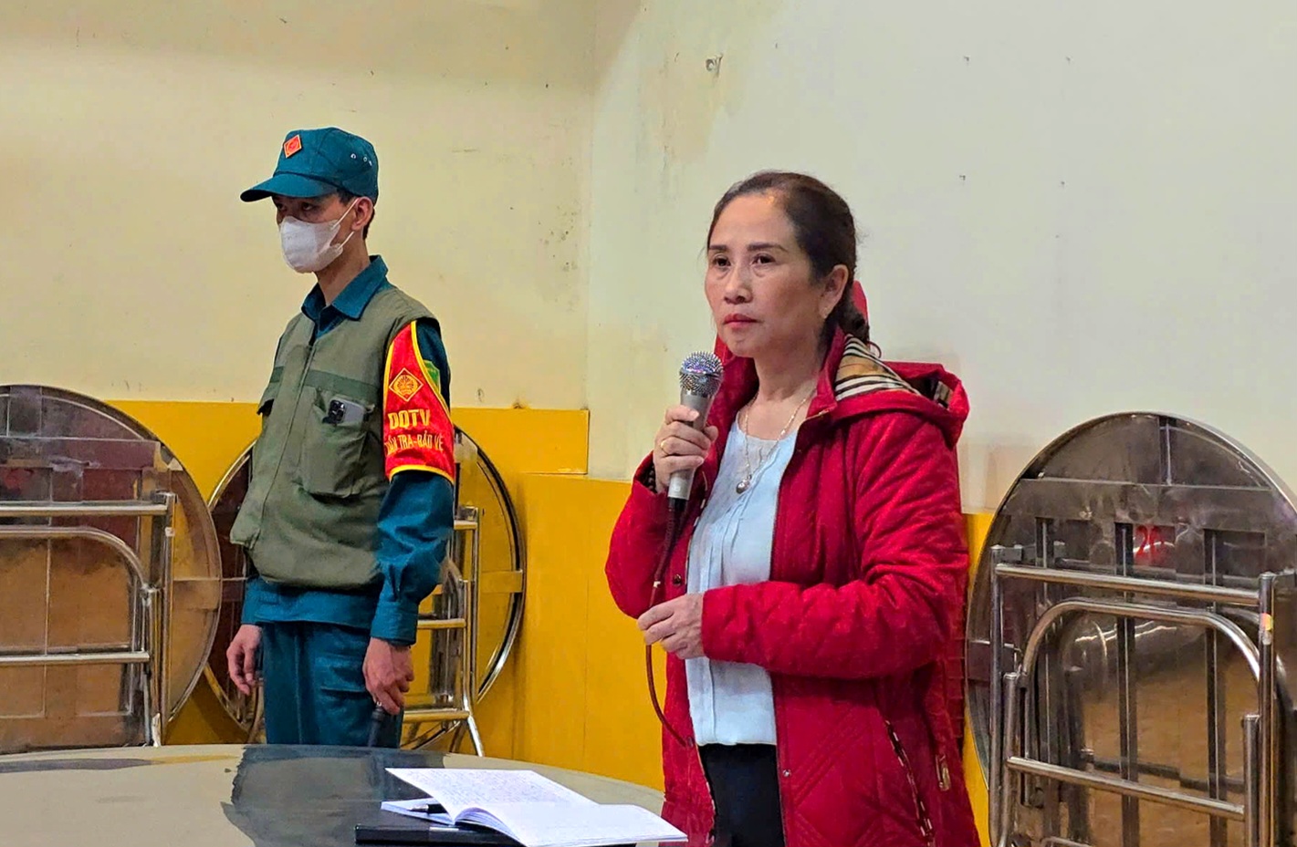 Vụ tố cáo thực phẩm bẩn bữa ăn bán trú: Tạm đình chỉ công tác hiệu trưởng - Ảnh 1.