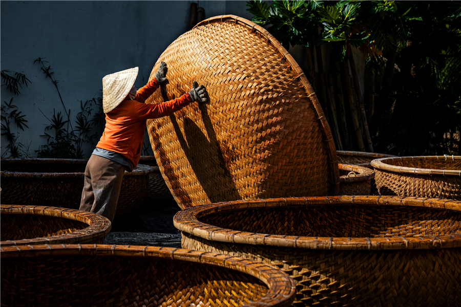 ស្ងើចសរសើរភូមិធ្វើទូកក្តោង Phu My តាមរយៈទស្សនវិស័យរបស់អ្នកថតរូបបេតិកភណ្ឌ - រូបថត ១. Làng làm thuyền thúng Phú Mỹ thắng giải nhiếp ảnh Heritage - Ảnh 1.