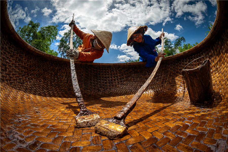 ស្ងើចសរសើរភូមិធ្វើទូកក្តោង Phu My តាមរយៈទស្សនវិស័យរបស់អ្នកថតរូបបេតិកភណ្ឌ - រូបថត ៣. Làng làm thuyền thúng Phú Mỹ thắng giải nhiếp ảnh Heritage - Ảnh 3.