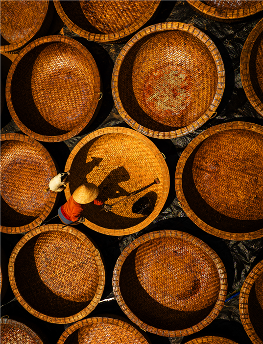 ស្ងើចសរសើរភូមិធ្វើទូកក្តោង Phu My តាមរយៈទស្សនវិស័យរបស់អ្នកថតរូបបេតិកភណ្ឌ - រូបថត ៤. Làng làm thuyền thúng Phú Mỹ thắng giải nhiếp ảnh Heritage - Ảnh 4.