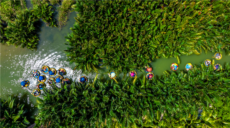 ស្ងើចសរសើរភូមិធ្វើទូកក្តោង Phu My តាមរយៈទស្សនវិស័យរបស់អ្នកថតរូបបេតិកភណ្ឌ - រូបថត ៥. Làng làm thuyền thúng Phú Mỹ thắng giải nhiếp ảnh Heritage - Ảnh 5.