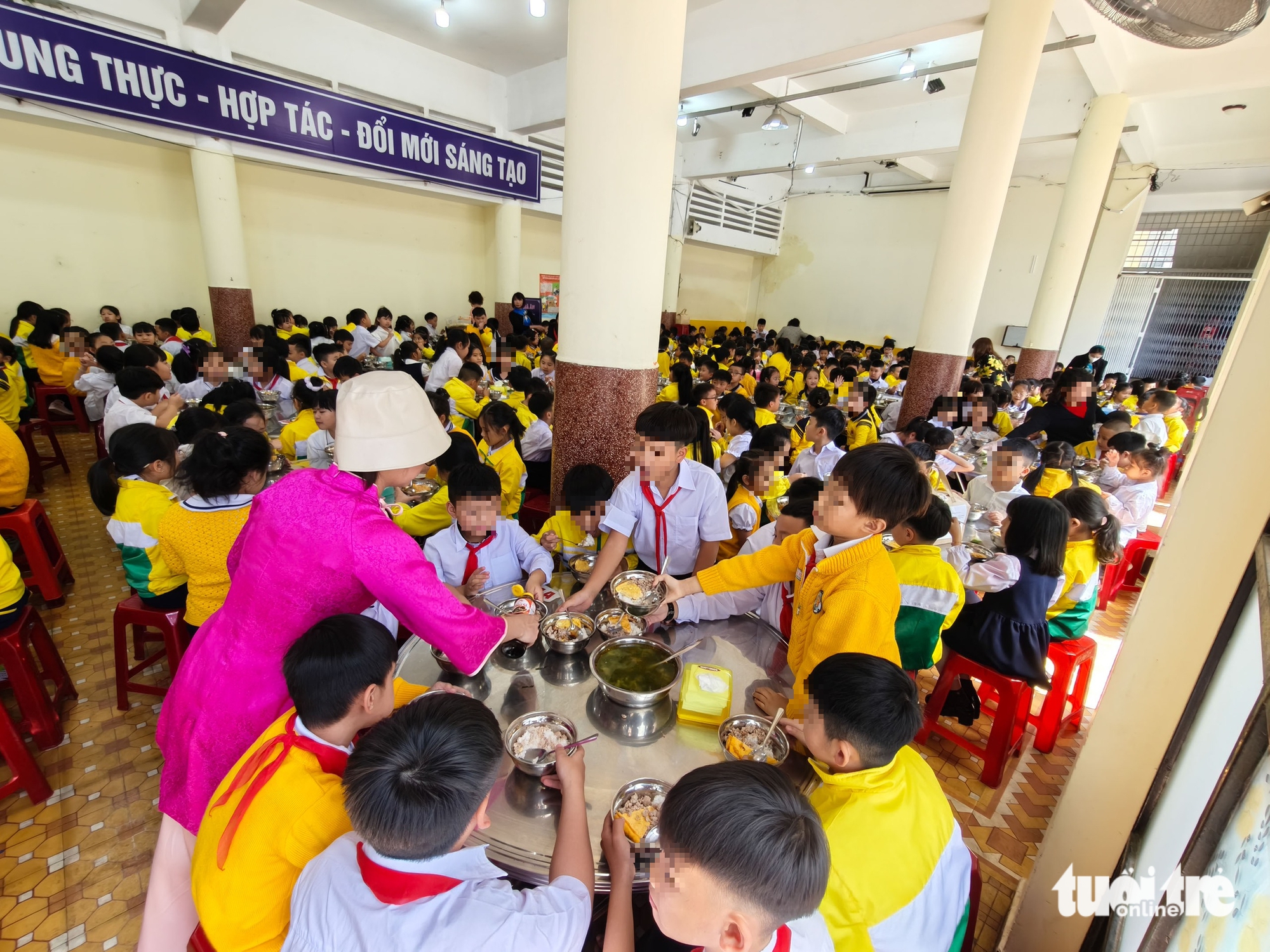 Vụ tố cáo thực phẩm bẩn bữa ăn bán trú: Tạm đình chỉ công tác hiệu trưởng - Ảnh 3.