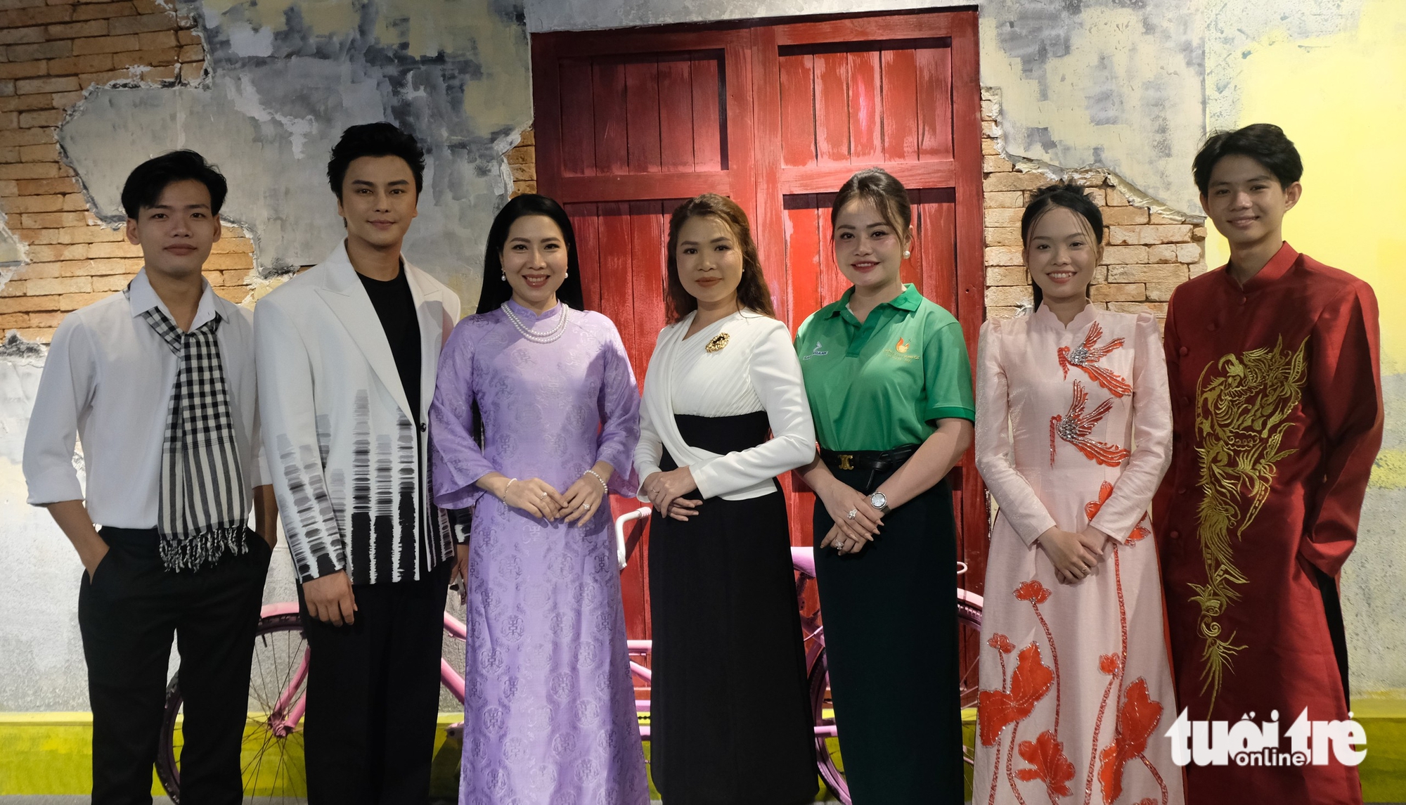 Vo Minh Lam, Ngoc Doi, Thu Van រំជួលចិត្តពេលមើលភាពយន្តអំពីខ្លួន - រូបថត ២. Võ Minh Lâm, Ngọc Đợi, Thu Vân xúc động khi xem phim về Chuông vàng vọng cổ - Ảnh 2.