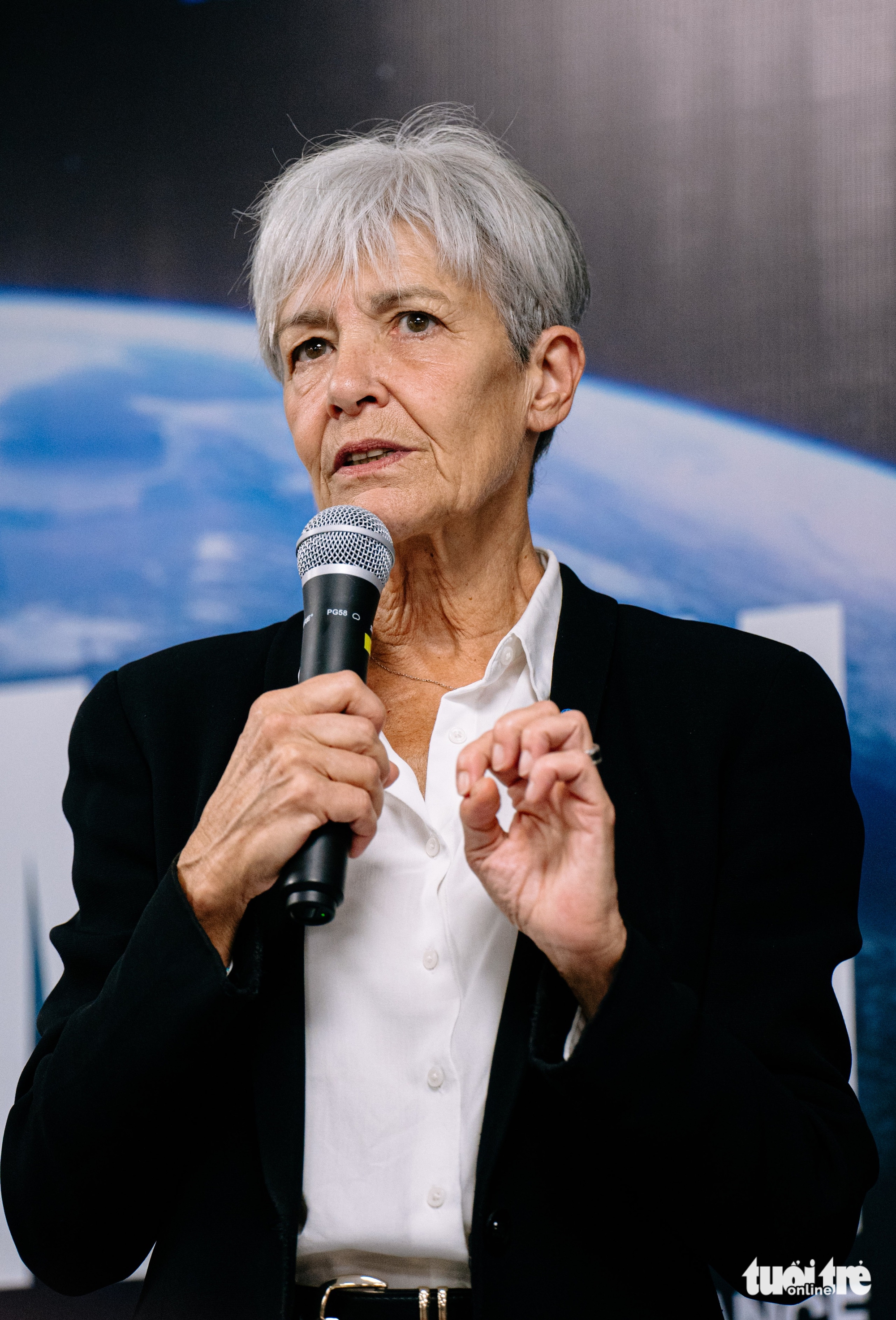 អវកាសយានិកស្ត្រីបារាំងណែនាំស្ត្រីវៀតណាមឱ្យដឹកនាំដោយសុភាព - រូបថត ២. Nữ phi hành gia Pháp đến phường Sài Gòn nói về ‘duyên dáng của phụ nữ’ - Ảnh 2.