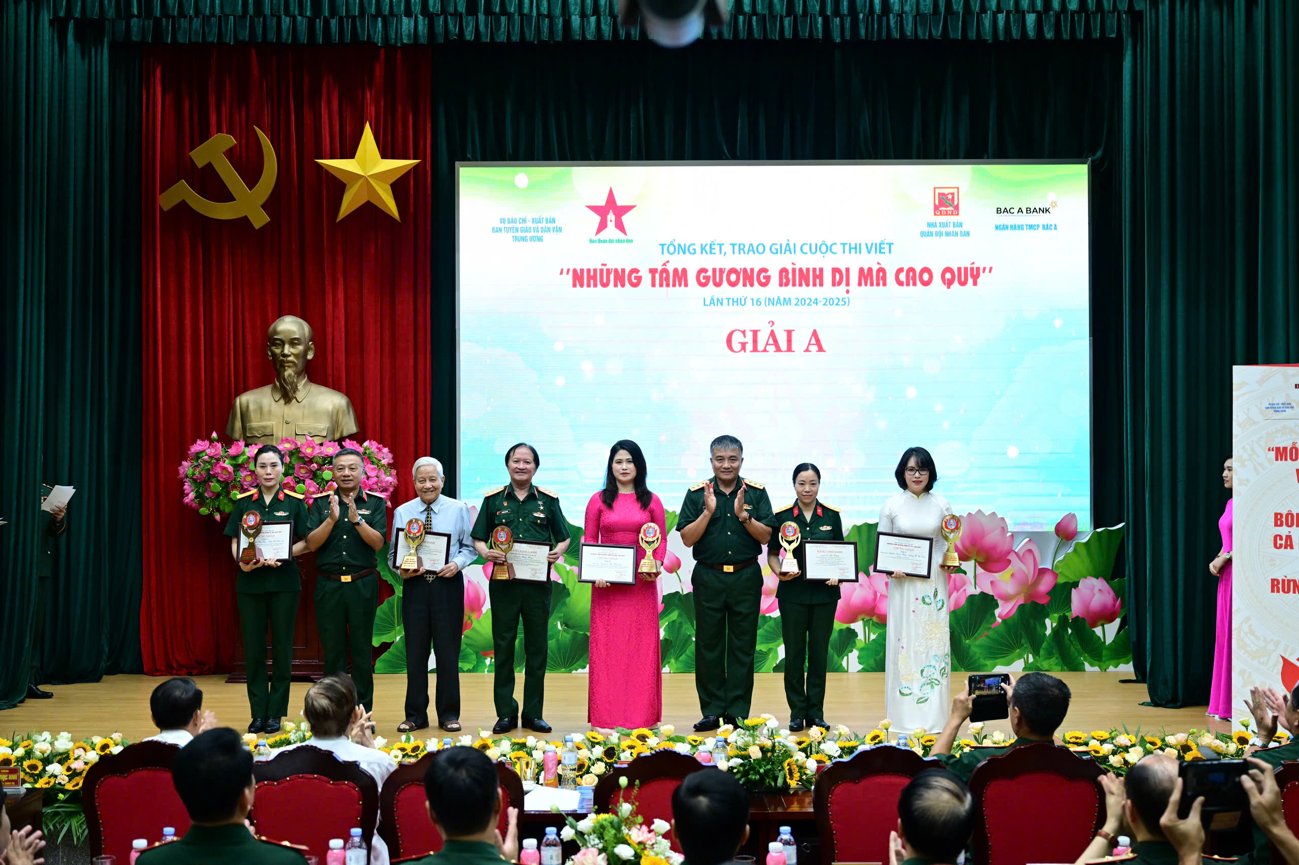 Khoảnh khắc rớt nước mắt của ‘cô gái tên lửa’ Lê Thị Hằng - Ảnh 1.