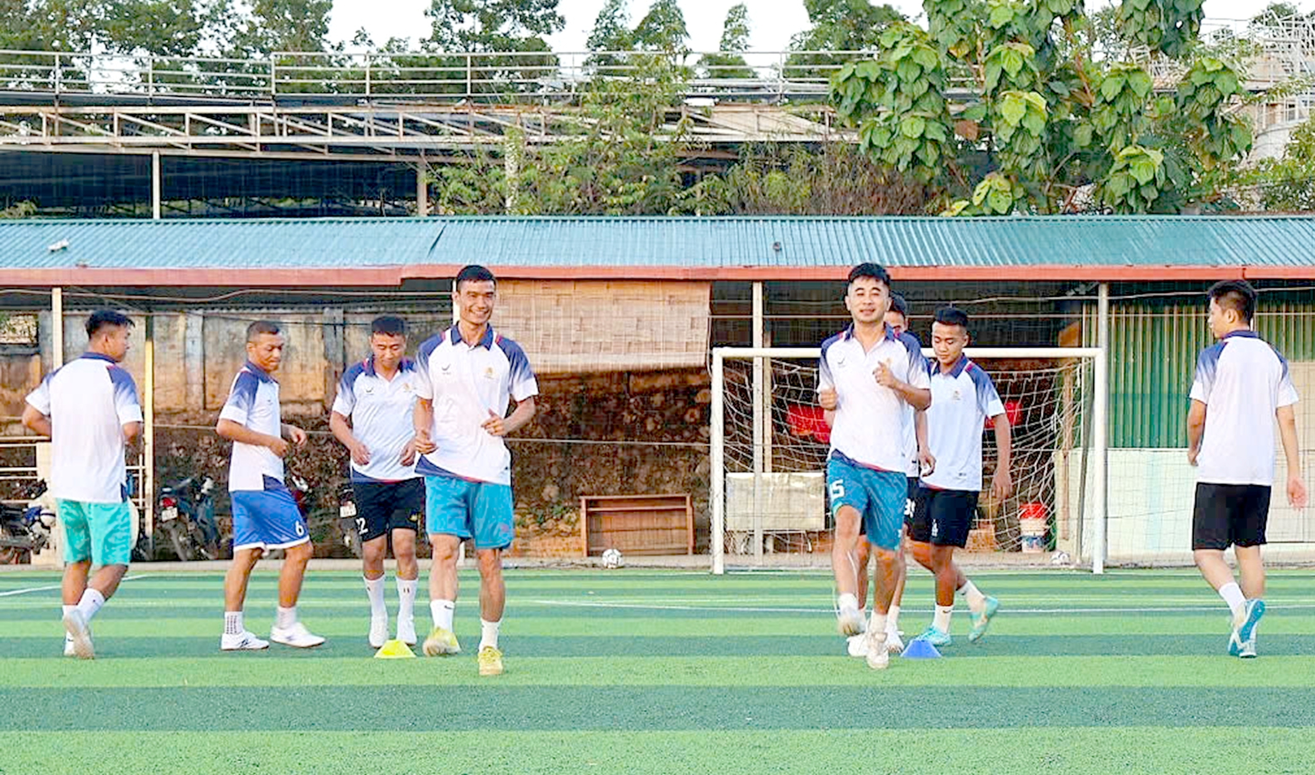 ការប្រកួតបាល់ទាត់របស់កម្មករ និងមន្ត្រីរាជការវៀត ណាមឆ្នាំ២០២៥៖ ទីក្រុង Dien Bien ជំនះការលំបាកក្នុងការចូលរួមការប្រកួត - រូបថត ១. Giải bóng đá công nhân, viên chức Việt Nam 2025: Điện Biên vượt khó dự giải - Ảnh 1.