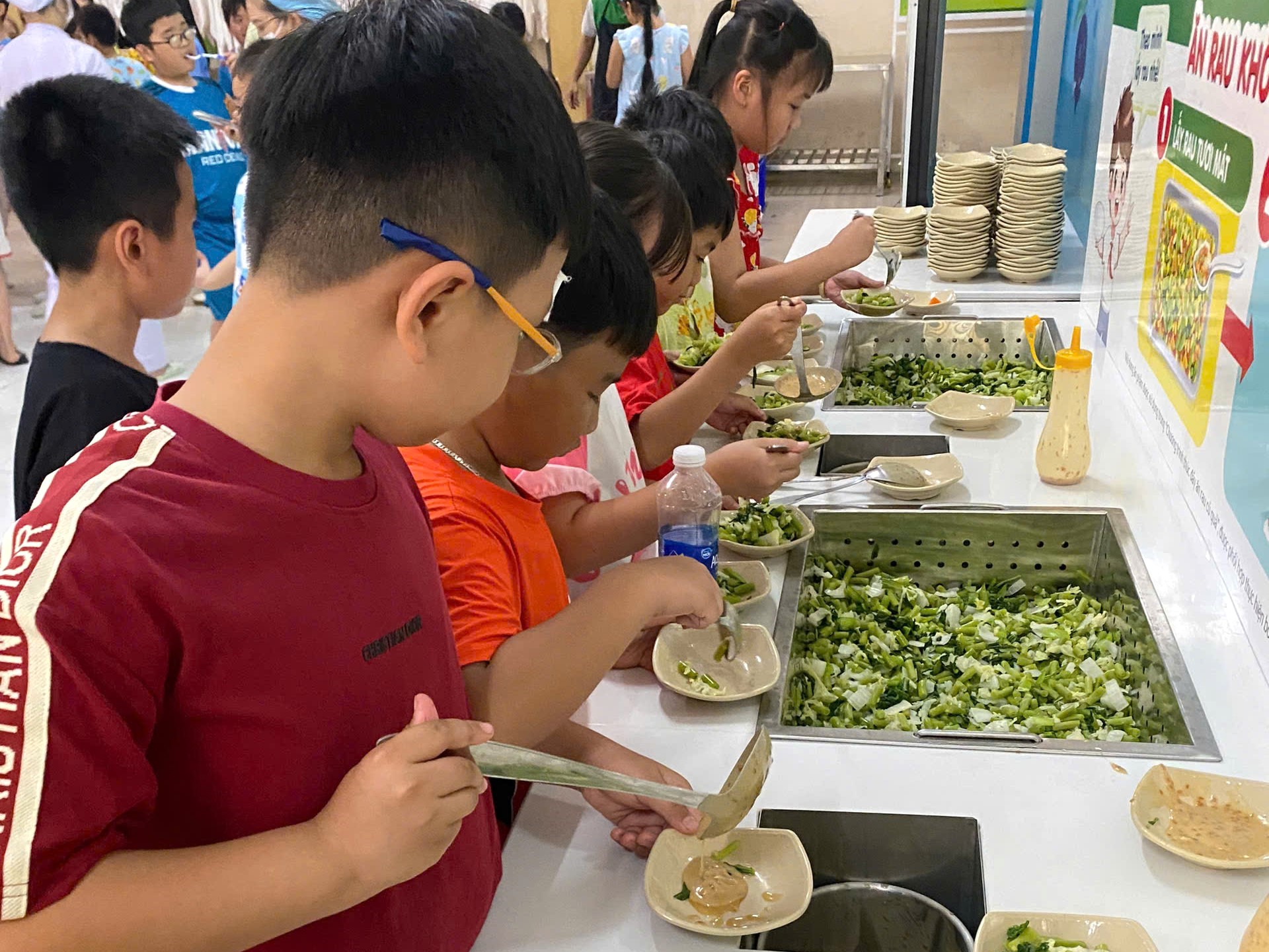 Để rau xanh thành ‘niềm vui bữa trưa’ của học sinh - Ảnh 4.