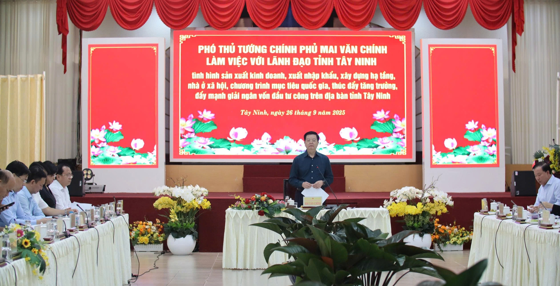 Tây Ninh thu vượt chỉ tiêu ngân sách 2025, Phó thủ tướng yêu cầu tập trung hạ tầng liên kết vùng - Ảnh 1.