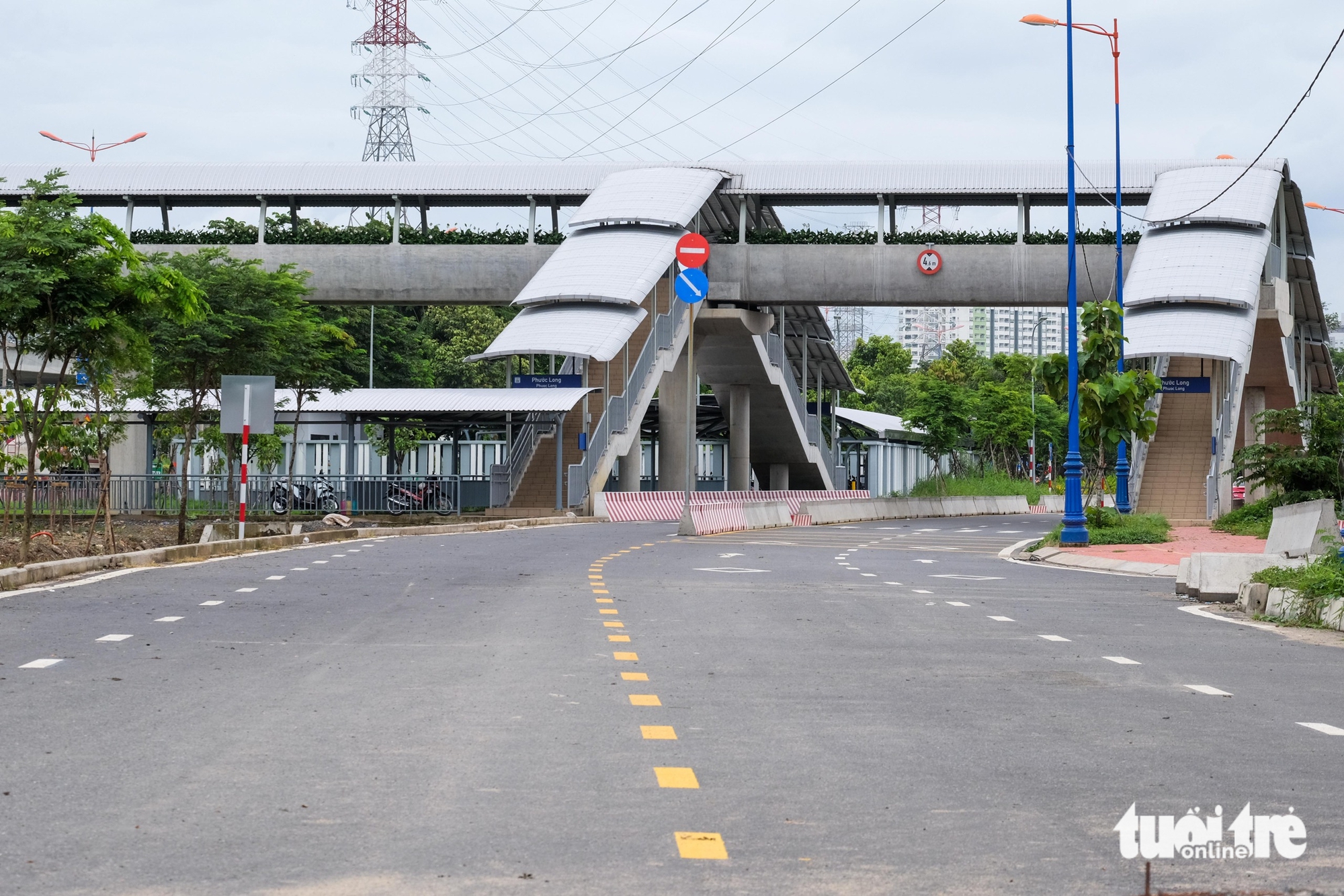 Đường song hành Võ Nguyên Giáp xong 2 năm vẫn chưa cho xe chạy, chủ đầu tư nói gì? - Ảnh 2.