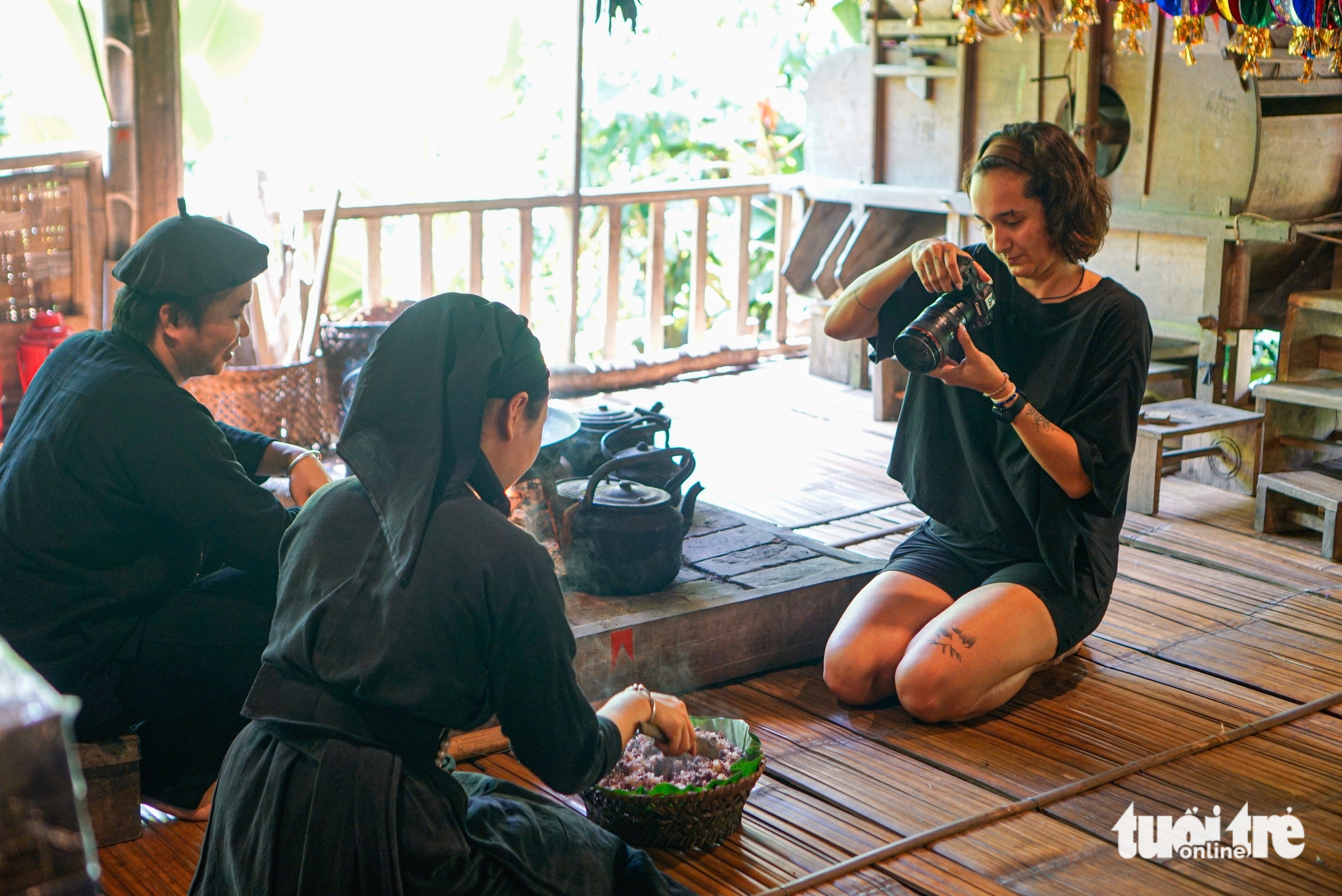 Nữ du khách Brazil như ‘sống trong bảo tàng’ khi đến ngôi làng độc lạ ở Thái Nguyên - Ảnh 1.