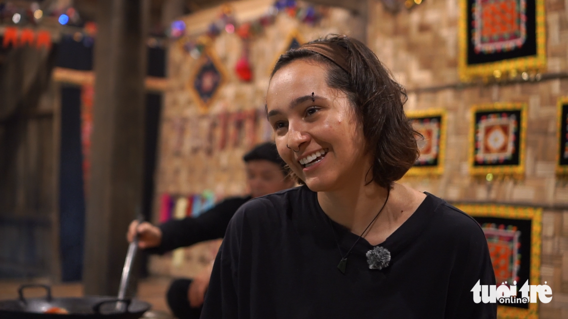 Nữ du khách Brazil như ‘sống trong bảo tàng’ khi đến ngôi làng độc lạ ở Thái Nguyên - Ảnh 2.