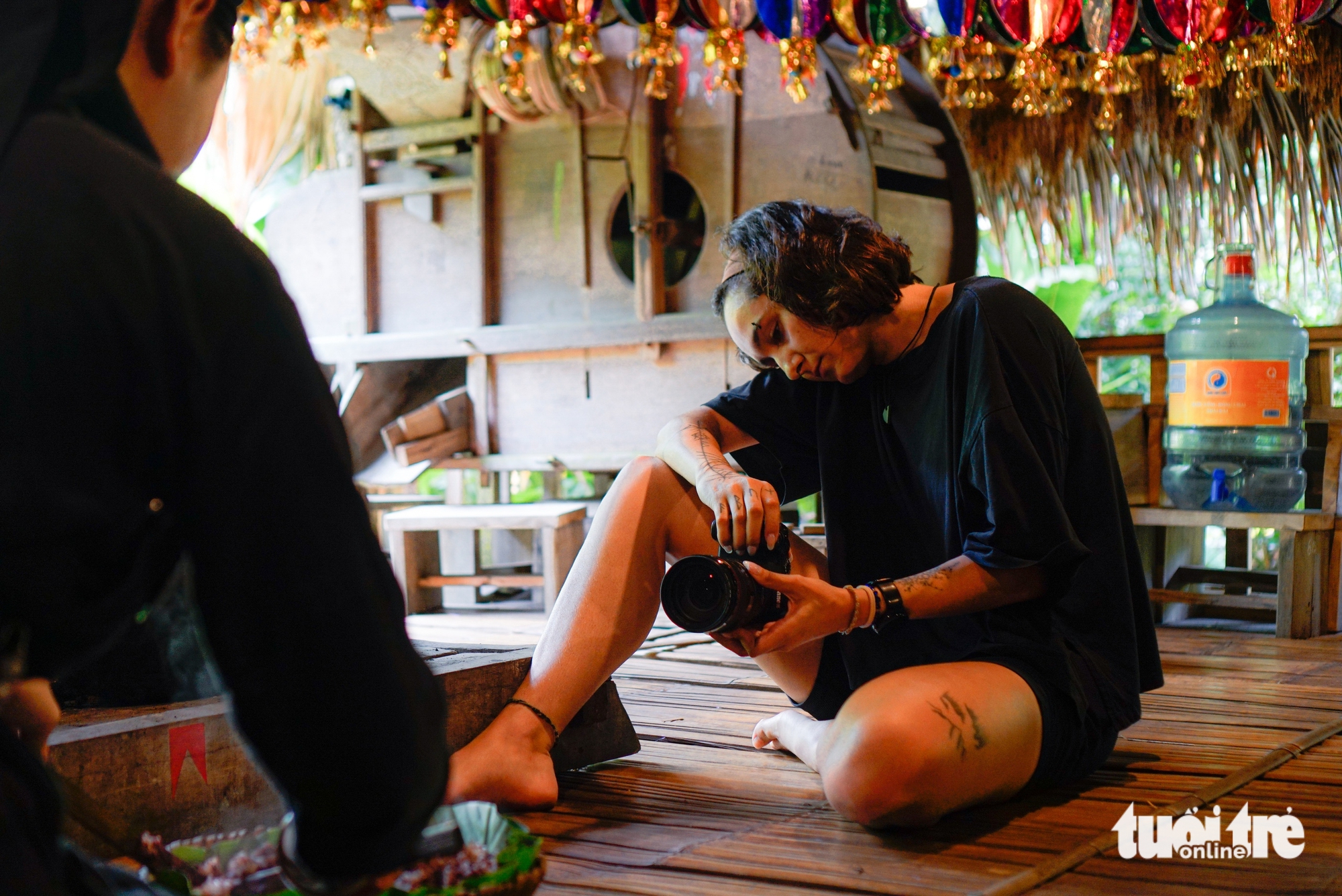Nữ du khách Brazil như ‘sống trong bảo tàng’ khi đến ngôi làng độc lạ ở Thái Nguyên - Ảnh 3.