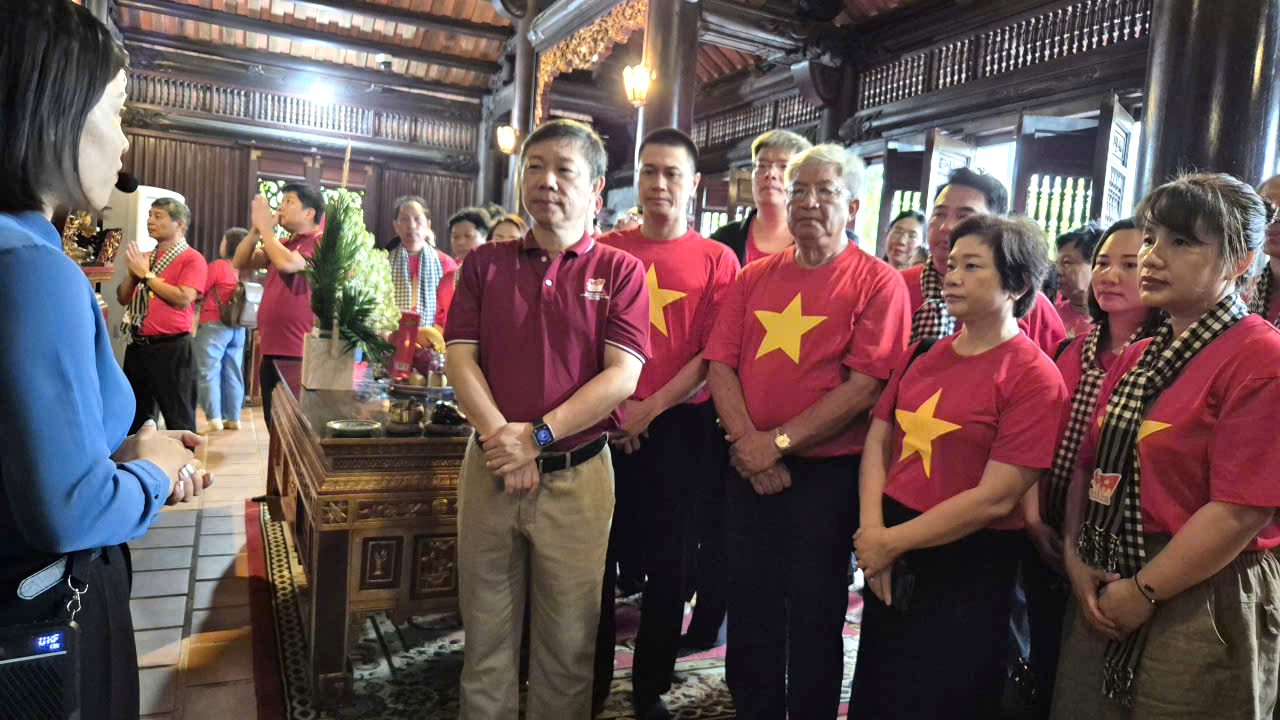 ពិធីលើកទង់អារម្មណ៍របស់ប្រតិភូបញ្ញវន្តទីក្រុងហូជីមិញនៅទីក្រុង Tan Trao - រូបថត ៤. Lễ chào cờ xúc động của đại biểu trí thức TP.HCM ở Tân Trào - Ảnh 4.