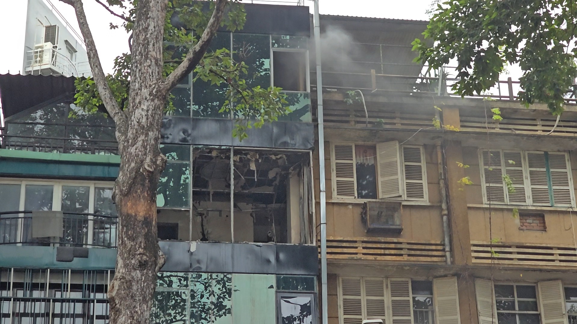 Cháy tầng 4 tòa nhà trên đường Trần Hưng Đạo, lửa được cảnh sát dập tắt ...