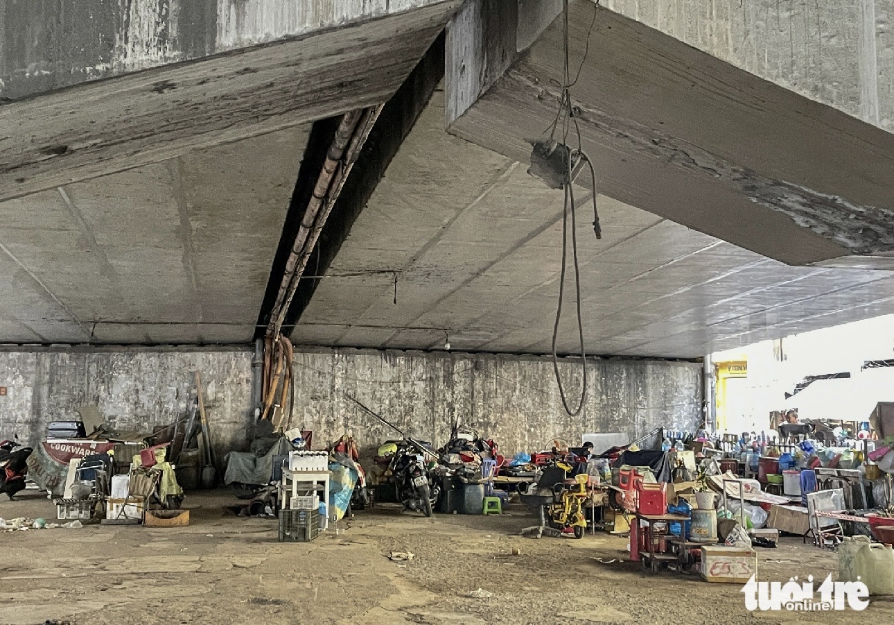 Đề xuất tận dụng gầm cầu ở TP.HCM làm bãi giữ xe, khu sân thể thao - Ảnh 1.