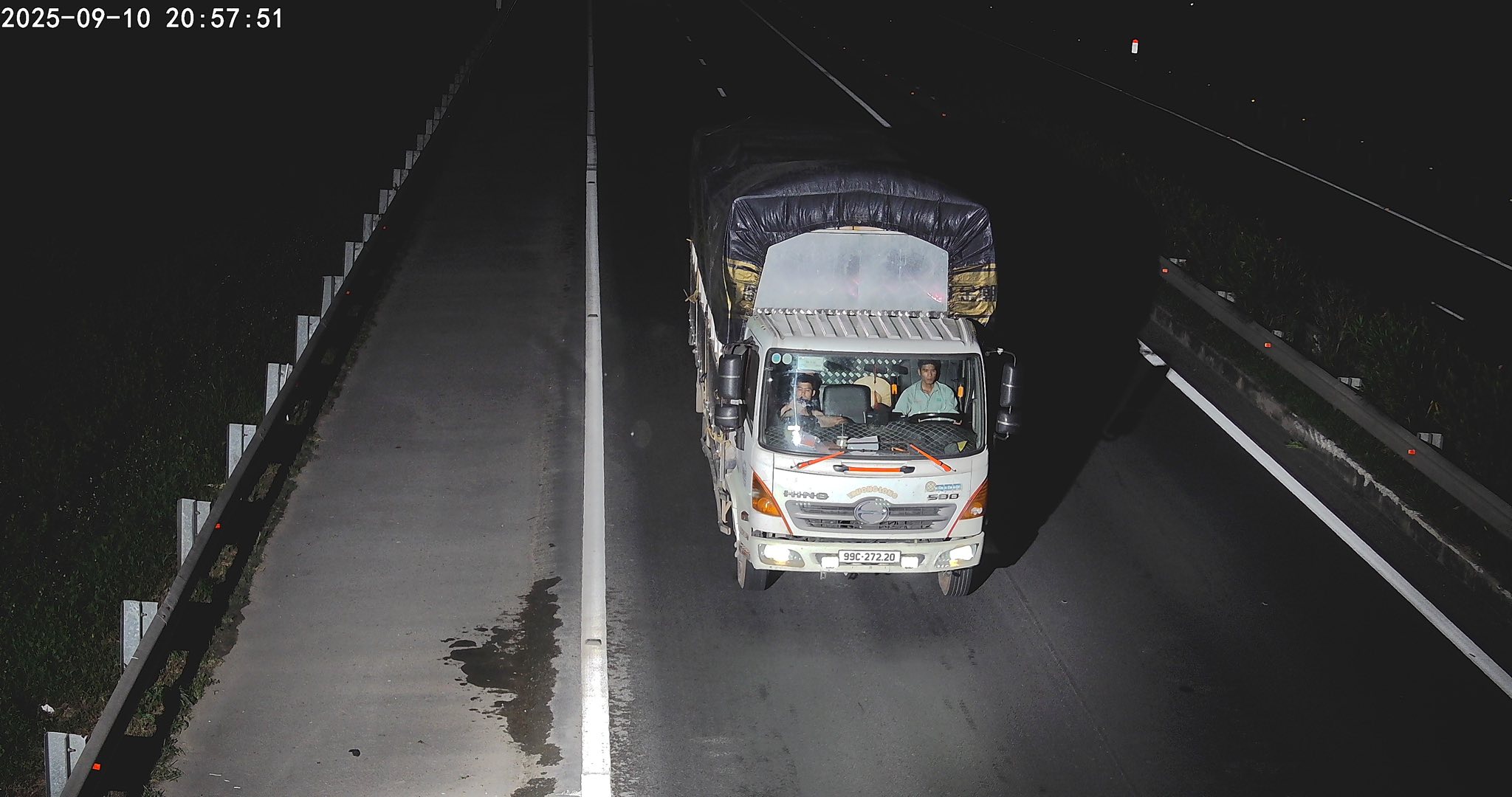 Mẹo đối phó camera AI bằng áo giả dây an toàn là vô nghĩa, 'tiền mất tật mang' - Ảnh 1.