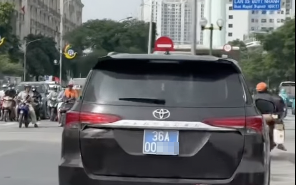 Phạt gần 40 triệu đồng tài xế và cơ quan sở hữu xe biển xanh ở Thanh Hóa - Ảnh 1.