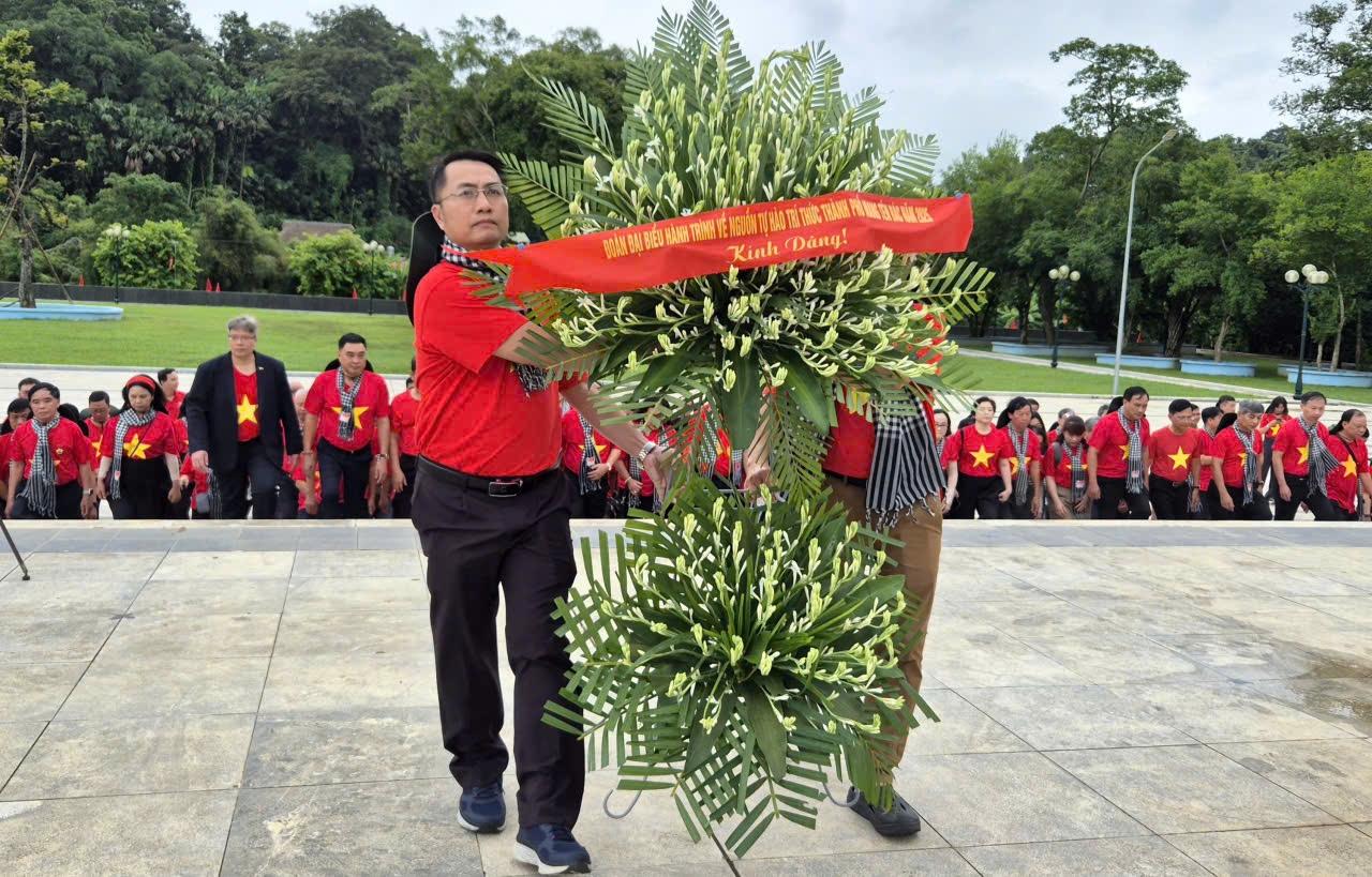 ពិធីលើកទង់អារម្មណ៍របស់ប្រតិភូបញ្ញវន្តទីក្រុងហូជីមិញនៅទីក្រុង Tan Trao - រូបថត ៣. Lễ chào cờ xúc động của đại biểu trí thức TP.HCM ở Tân Trào - Ảnh 3.