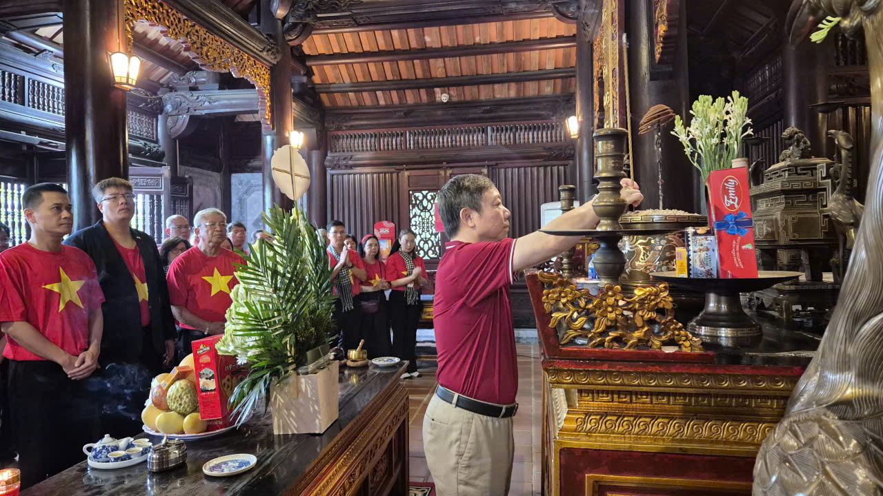 ពិធីលើកទង់អារម្មណ៍របស់ប្រតិភូបញ្ញវន្តទីក្រុងហូជីមិញនៅទីក្រុង Tan Trao - រូបថត ២. Lễ chào cờ xúc động của đại biểu trí thức TP.HCM ở Tân Trào - Ảnh 2.