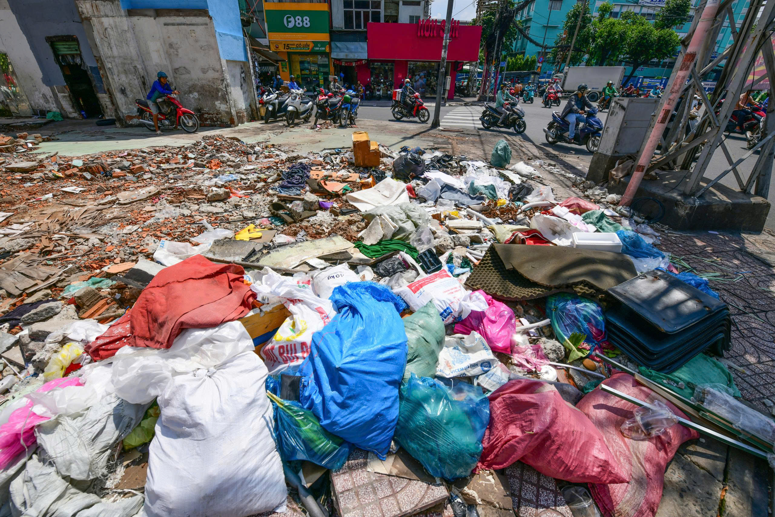 Phân loại rác tại nguồn vẫn “ì ạch” - Ảnh 2.