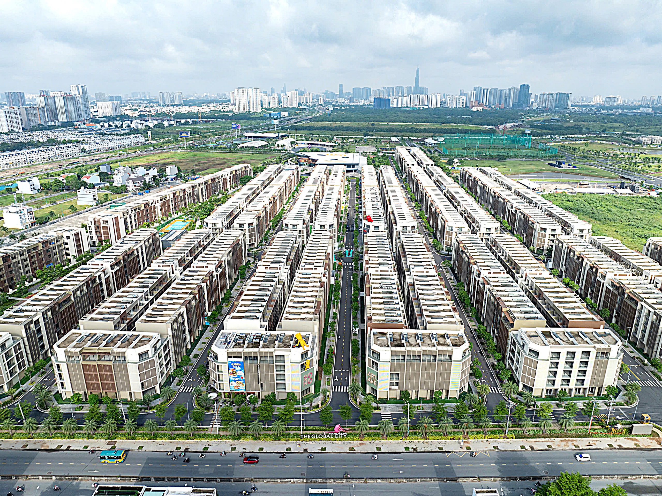 Tiền ồ ạt đổ vào bất động sản: Coi chừng lợi bất cập hại - Ảnh 1.