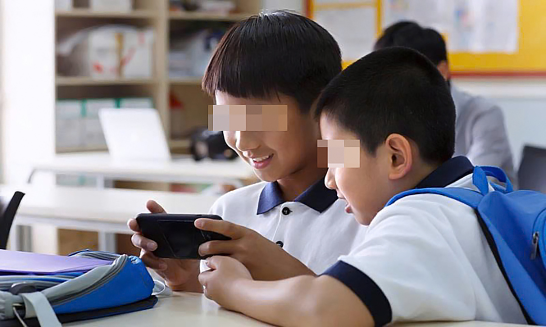 Đa số bạn đọc TTO ủng hộ cấm học sinh dùng điện thoại trong trường, kể cả giờ ra chơi - Ảnh 1.