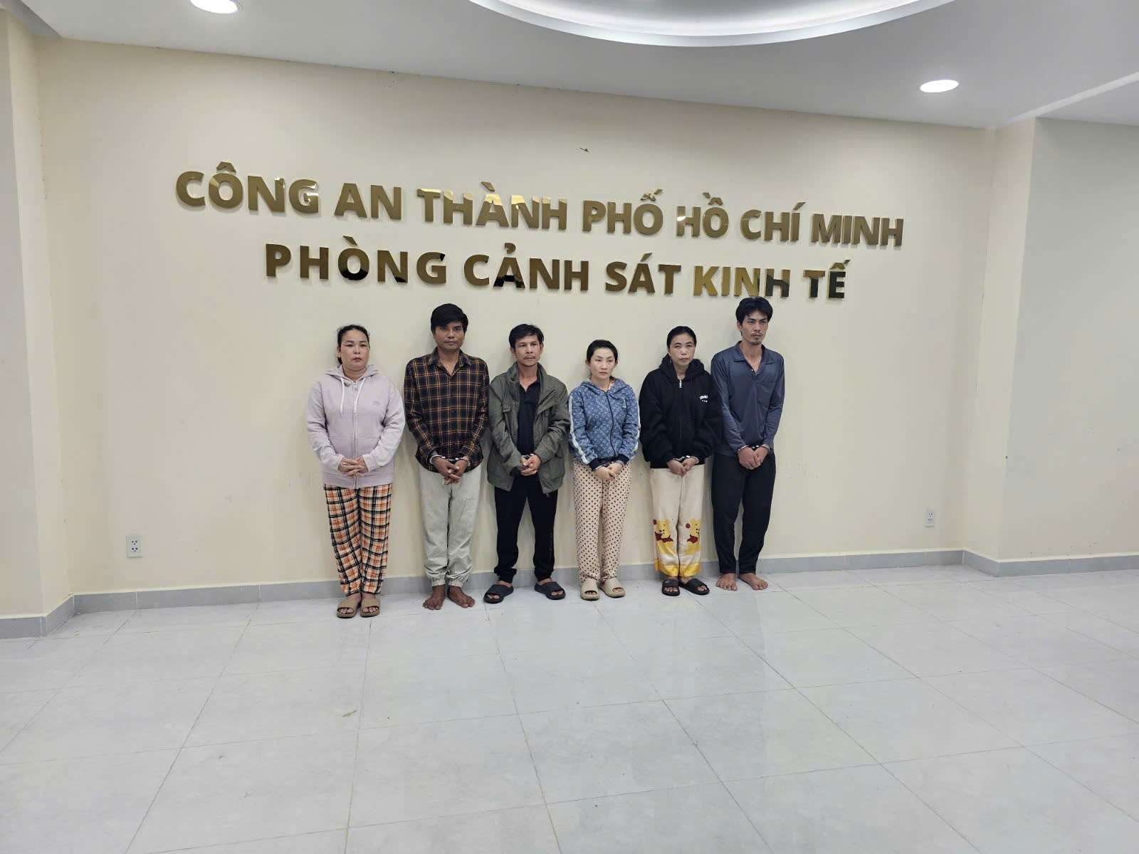 Công an TP.HCM triệt phá nhóm sản xuất hàng giả nước rửa toilet, nước giặt - Ảnh 1.