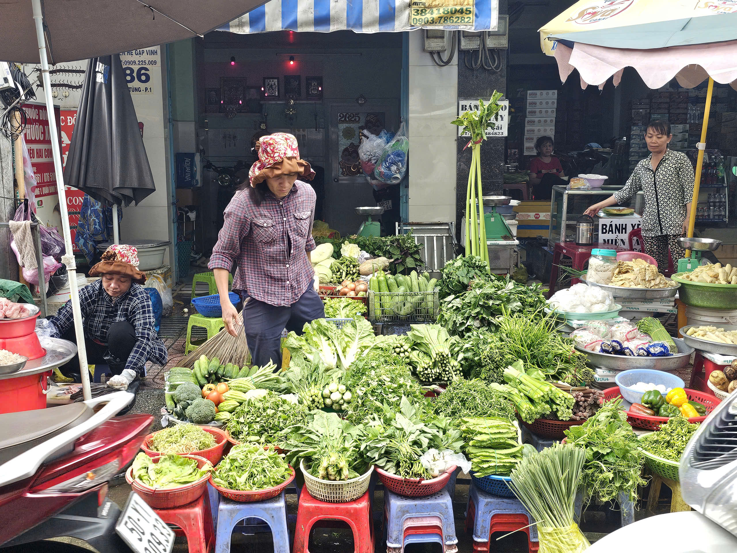 Chợ ế ẩm vì mưa gió, giá rau xanh tăng vọt - Ảnh 1.