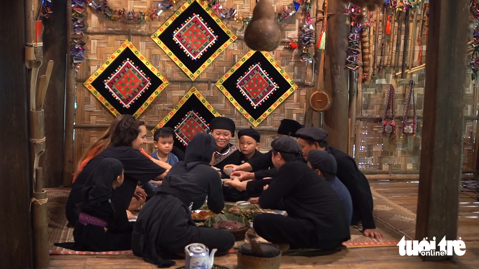 Nữ du khách Brazil như ‘sống trong bảo tàng’ khi đến ngôi làng độc lạ ở Thái Nguyên - Ảnh 4.