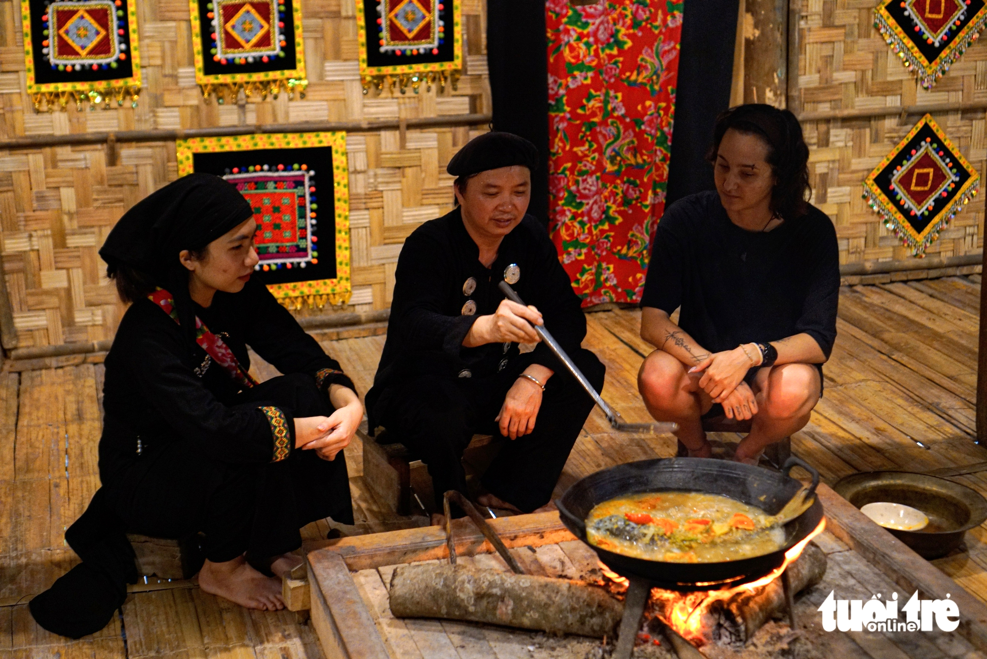Nữ du khách Brazil như ‘sống trong bảo tàng’ khi đến ngôi làng độc lạ ở Thái Nguyên - Ảnh 5.