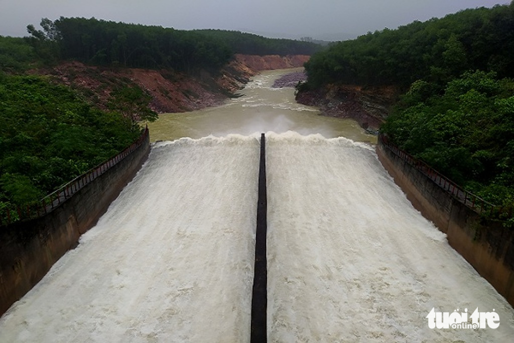 Sáng nay hồ Kẻ Gỗ và nhiều hồ chứa xả tràn 'đón' bão Bualoi - Ảnh 1.