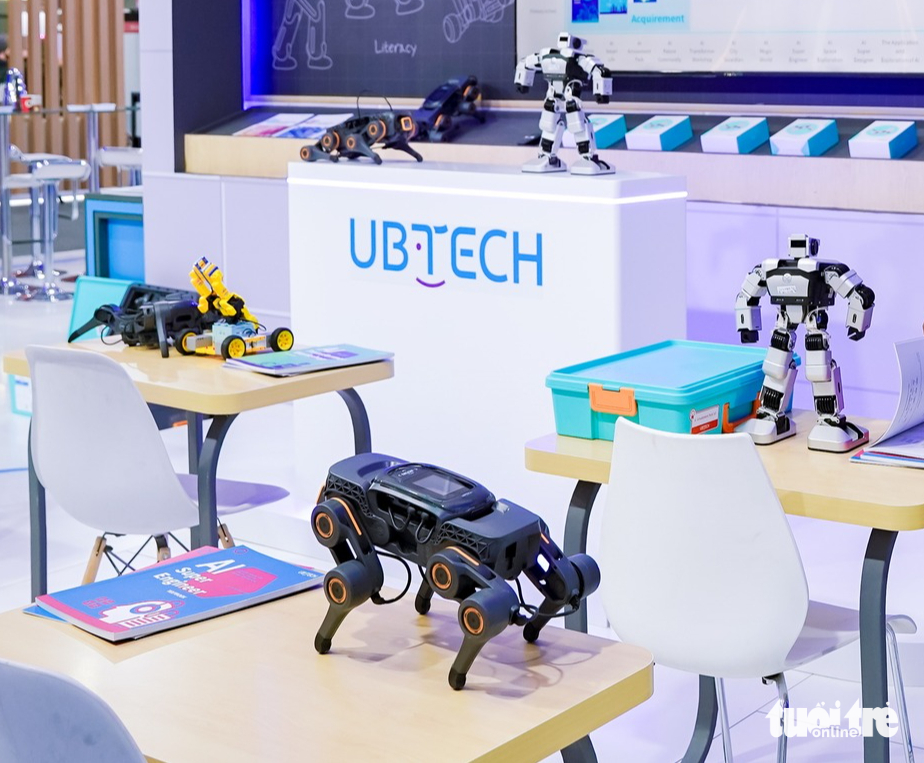 ທ່ານ Johnathan Hanh Nguyen ມອບຫຸ່ນຍົນ AI ໃຫ້ແກ່ມະຫາວິທະຍາໄລ Dalat - ພາບ 3. Ông Johnathan Hạnh Nguyễn tặng robot AI cho Trường đại học Đà Lạt - Ảnh 3.