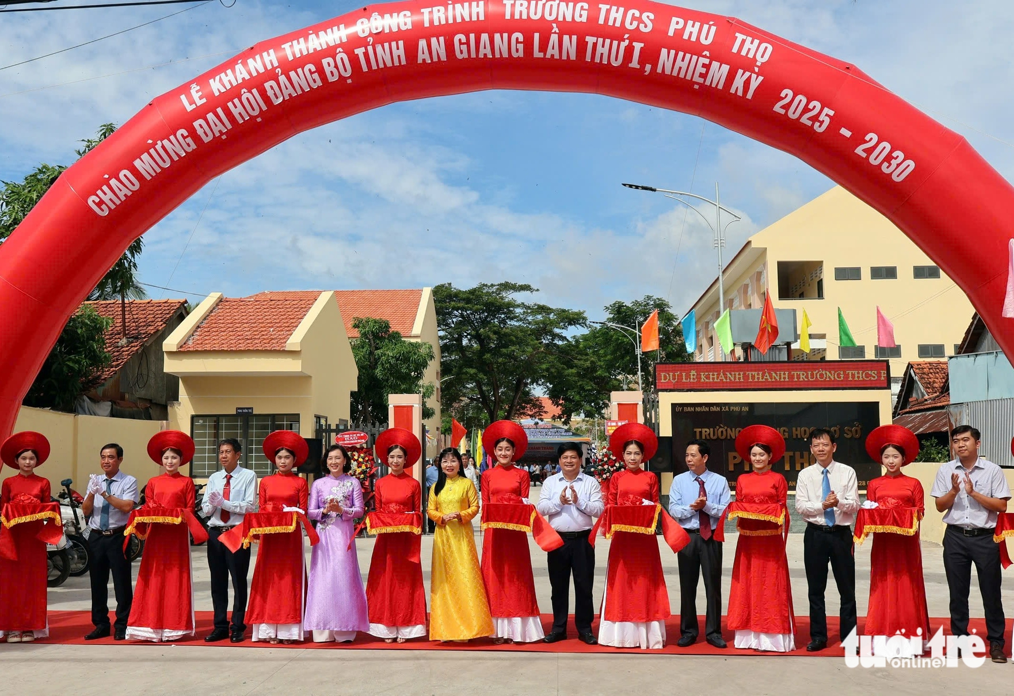 An Giang khánh thành Trường THCS Phú Thọ, tặng học bổng cho học sinh vượt khó - Ảnh 1.