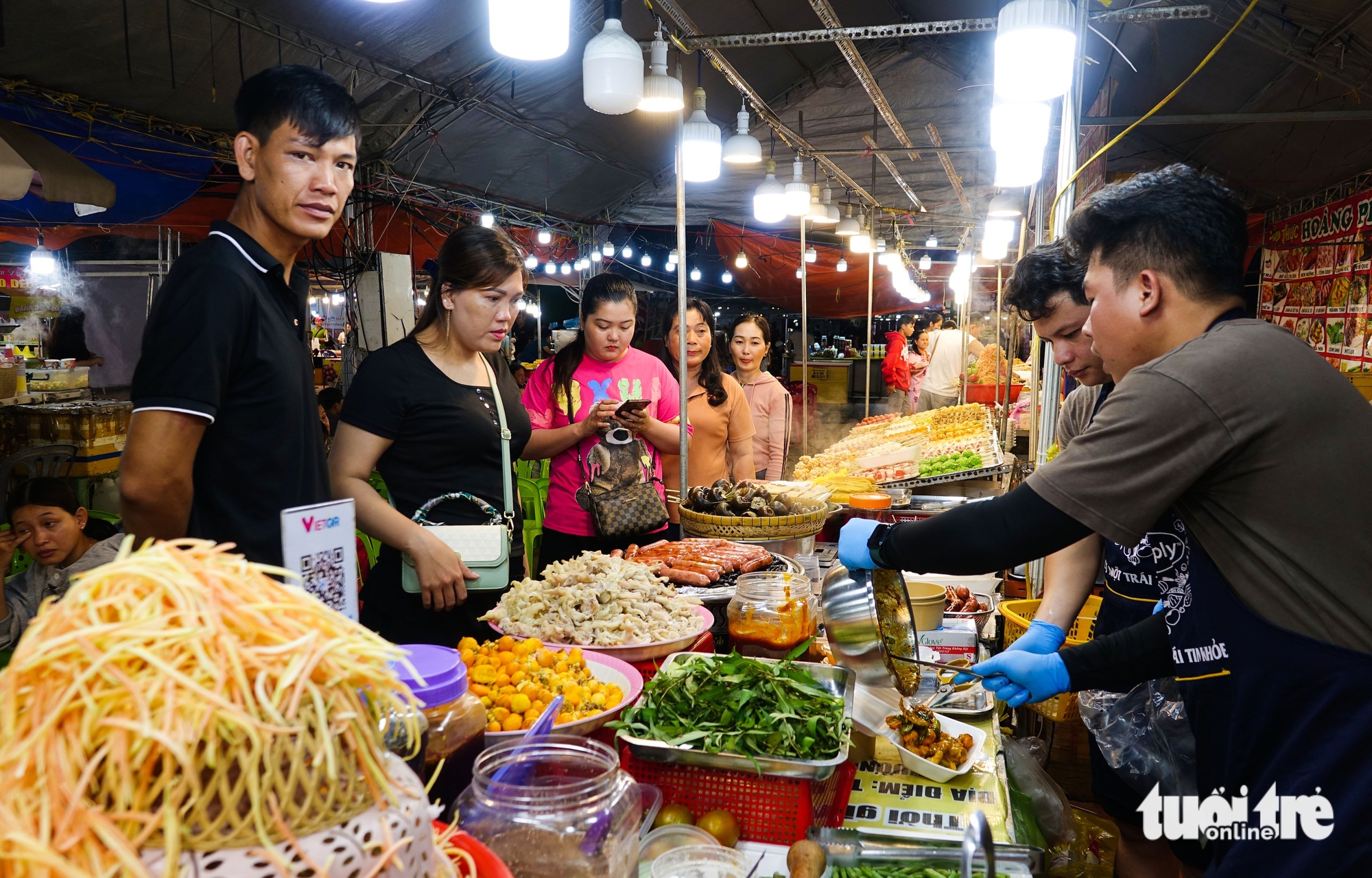 Du khách nhộn nhịp đến ngày hội du lịch, ẩm thực ở An Giang - Ảnh 3.