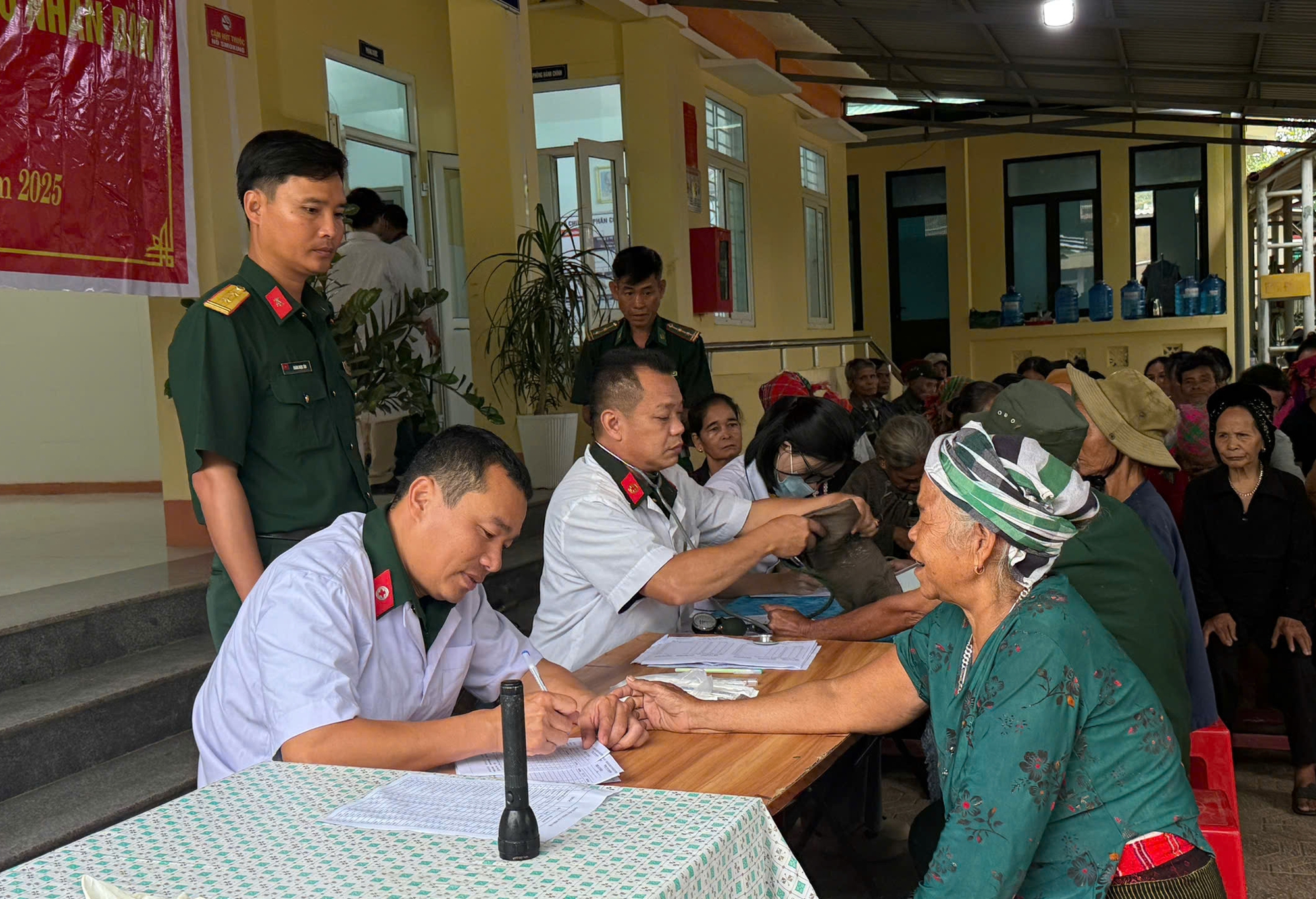 1.300 người dân vùng biên Quảng Trị xúc động được quân y khám, phát thuốc - Ảnh 2.