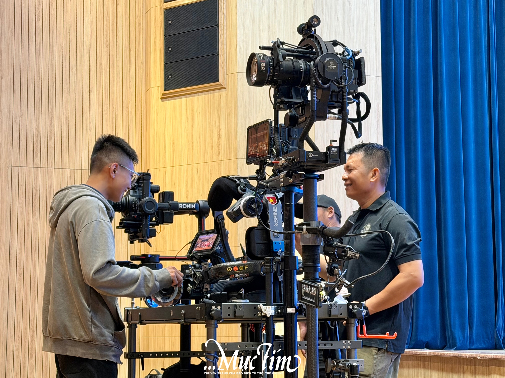 Sinh viên Hutech phấn khích chiêm ngưỡng dàn máy quay 'khủng' của steadicam Lê Bảo Hân ngoài đời thật - Ảnh 1.