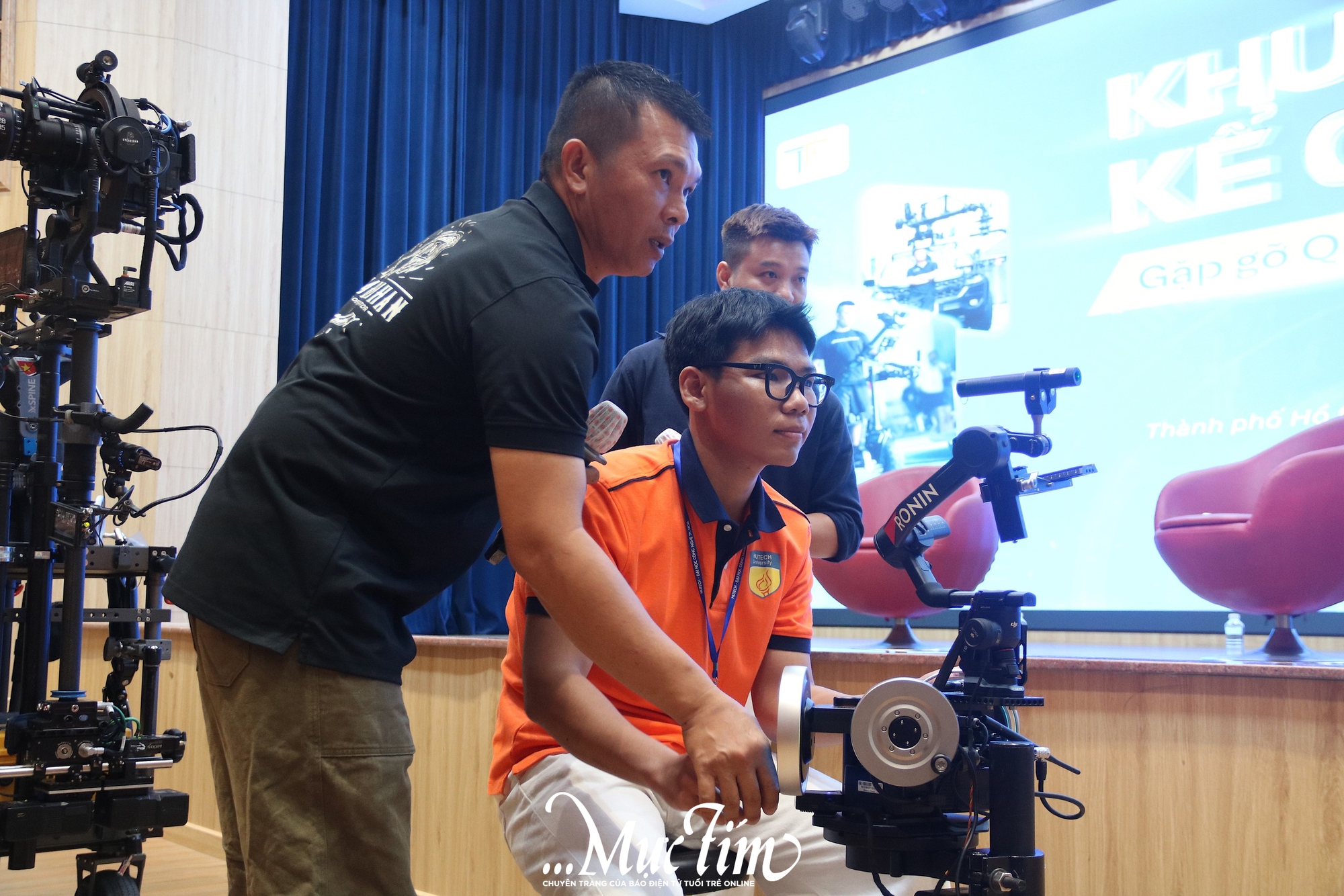 Sinh viên Hutech phấn khích chiêm ngưỡng dàn máy quay 'khủng' của steadicam Lê Bảo Hân ngoài đời thật - Ảnh 3.