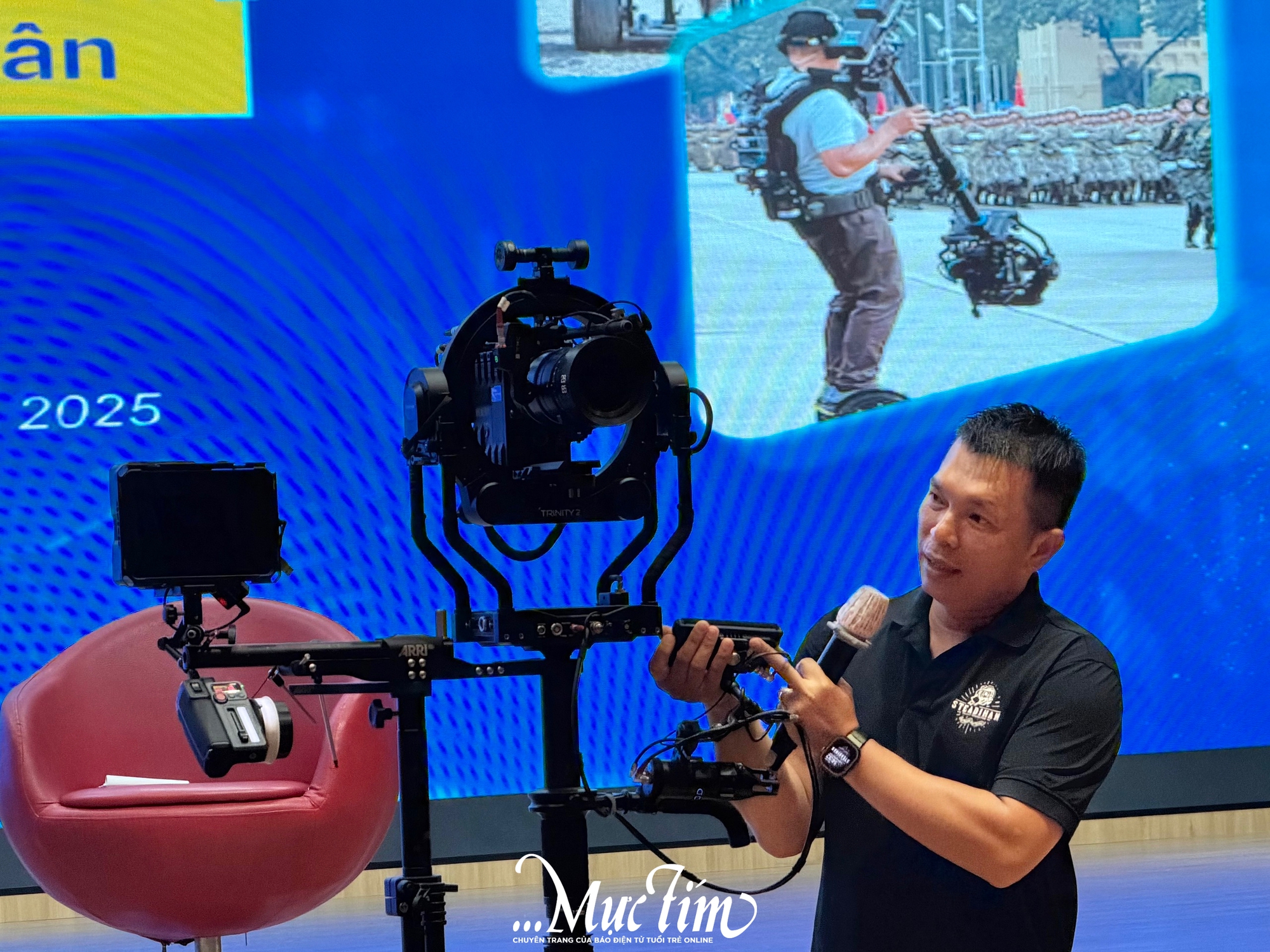 Sinh viên Hutech phấn khích chiêm ngưỡng dàn máy quay 'khủng' của steadicam Lê Bảo Hân ngoài đời thật - Ảnh 4.