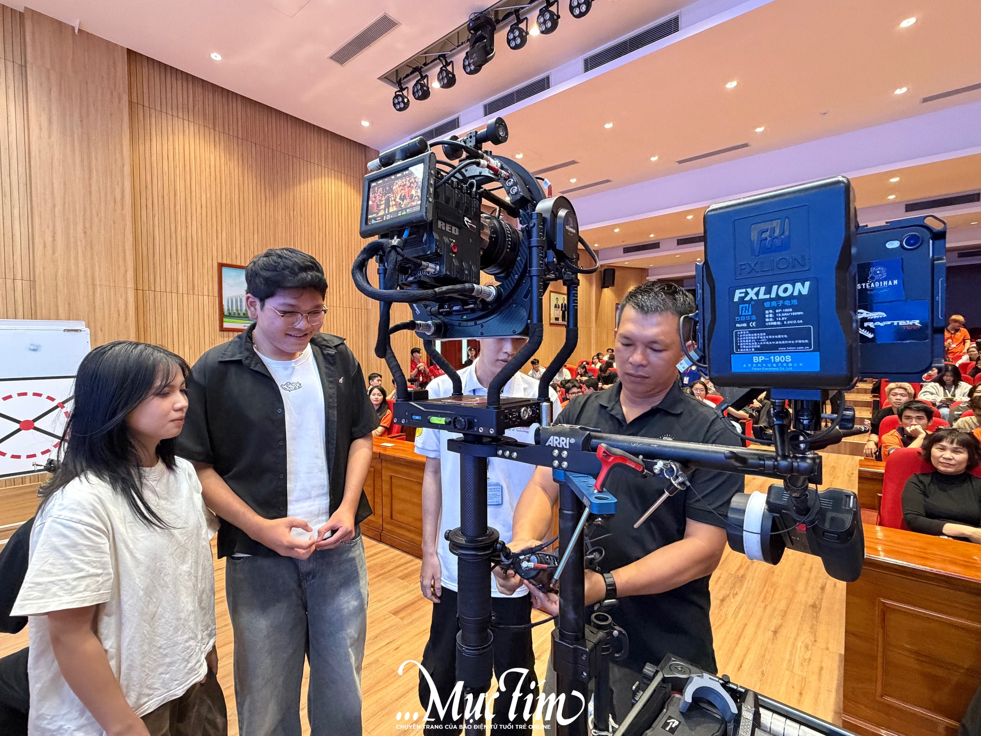 Sinh viên Hutech phấn khích chiêm ngưỡng dàn máy quay 'khủng' của steadicam Lê Bảo Hân ngoài đời thật - Ảnh 5.