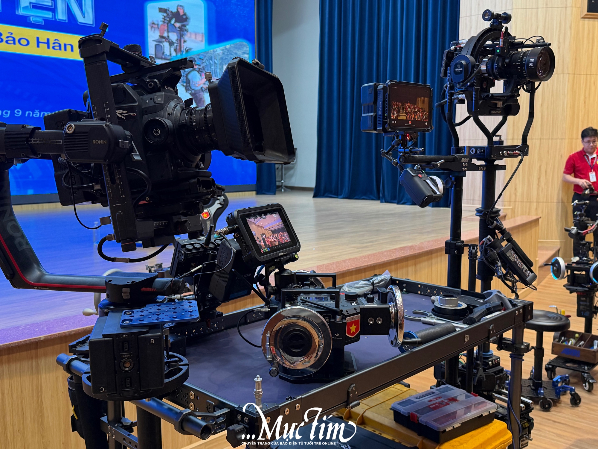 Sinh viên Hutech phấn khích chiêm ngưỡng dàn máy quay 'khủng' của steadicam Lê Bảo Hân ngoài đời thật - Ảnh 7.