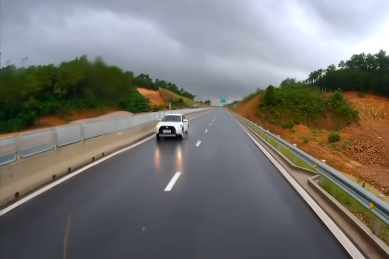 Nam tài xế 68 tuổi lái xe ngược chiều trên cao tốc - Ảnh 1.