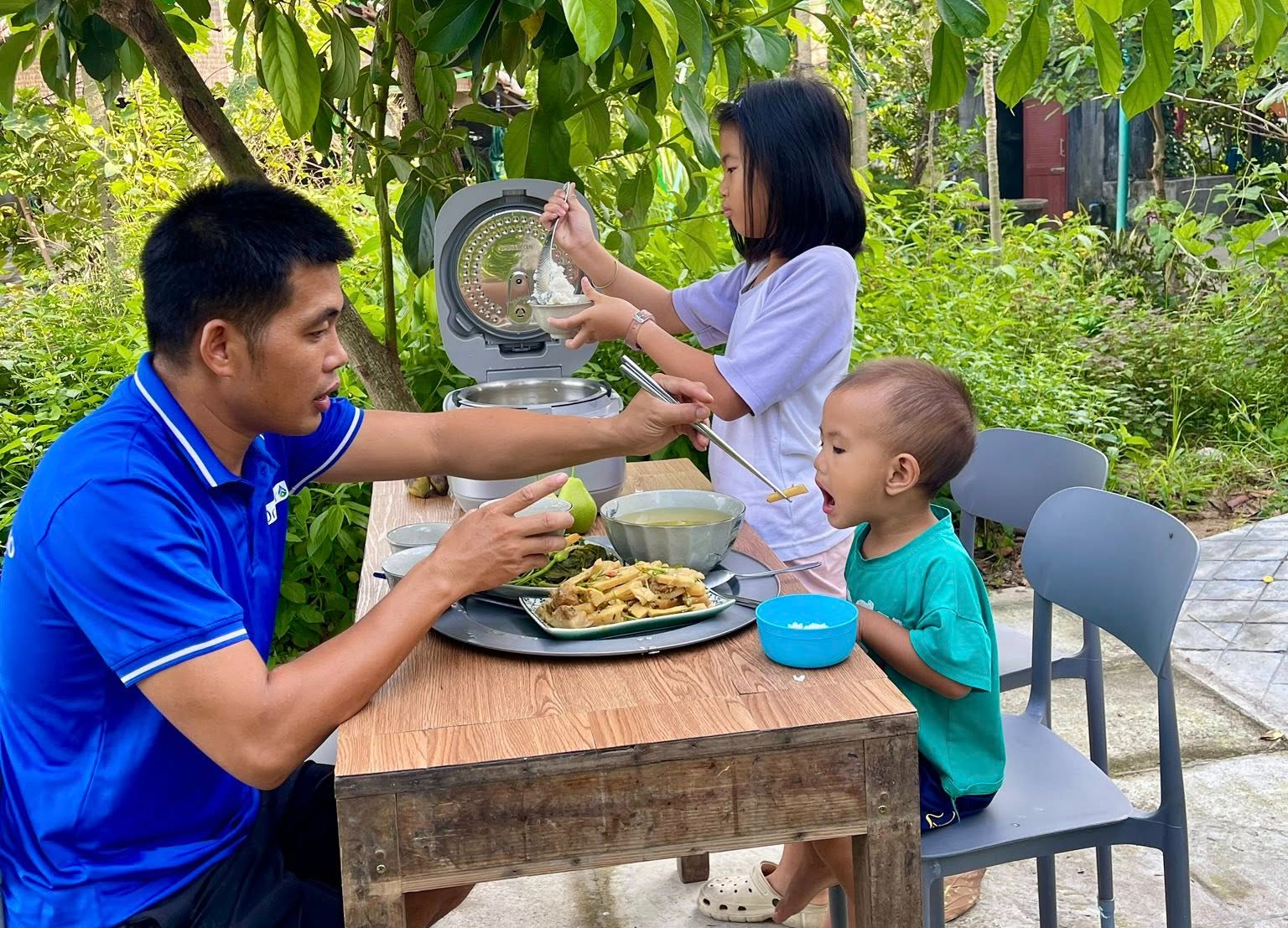 Anh kỹ sư cầu đường Đông Nguyễn và những bữa cơm cá kho, canh rau, xôi hấp - Ảnh 1.