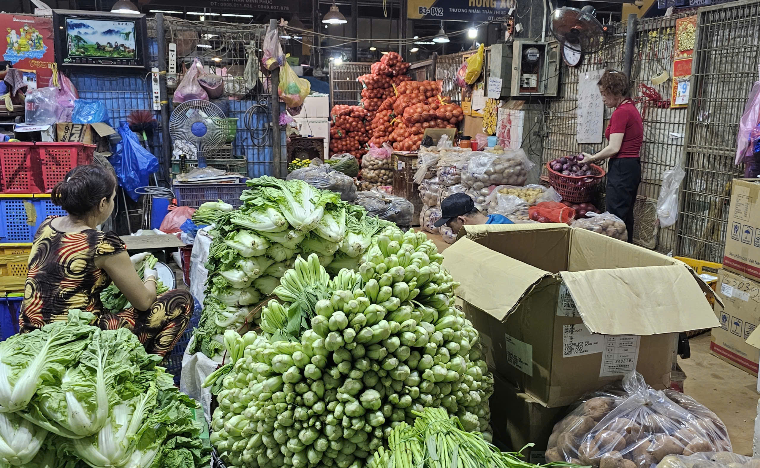 Chợ ế ẩm vì mưa gió, giá rau xanh tăng vọt - Ảnh 2.