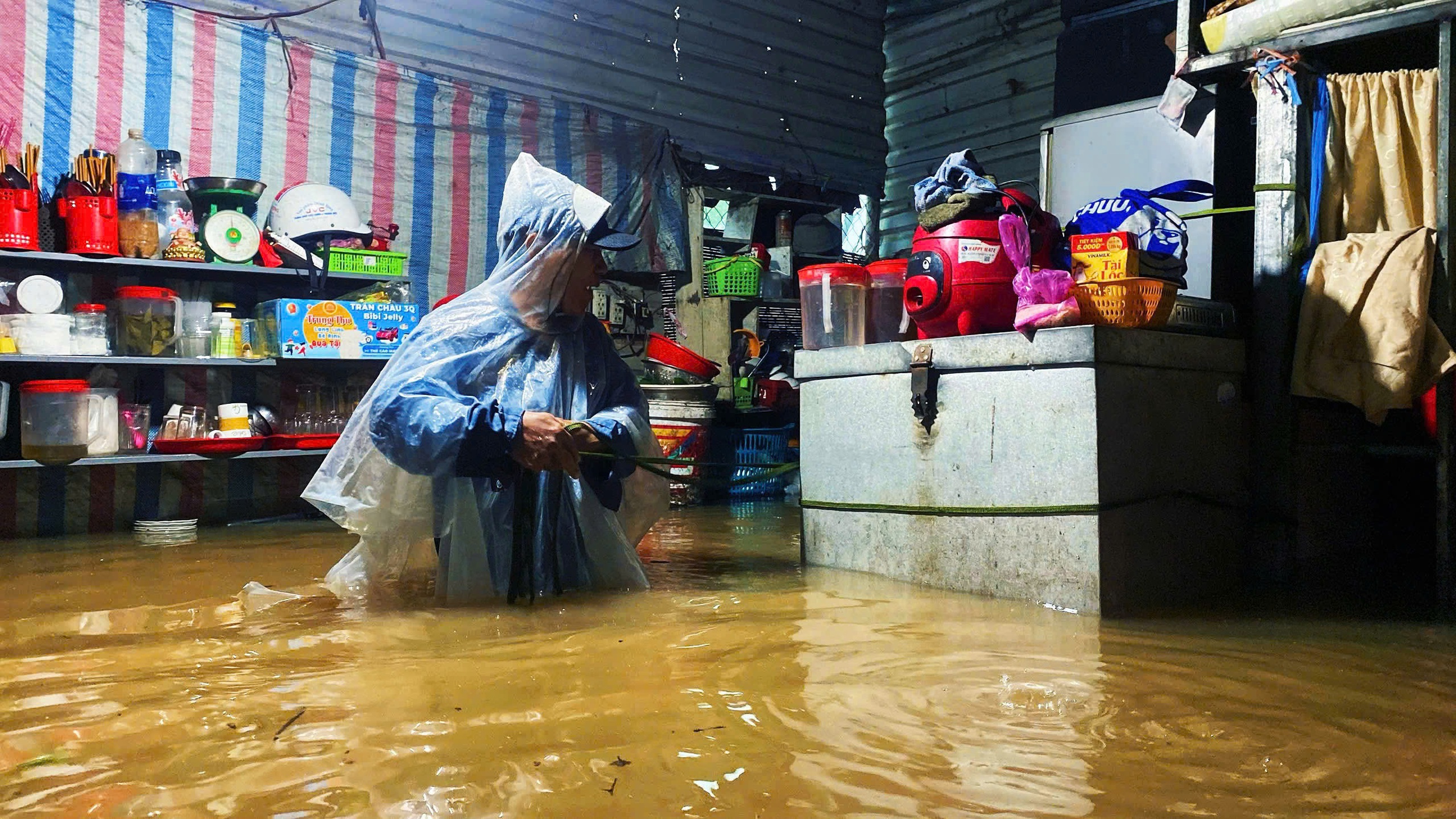 Lập ban chỉ đạo tiền phương tại các tỉnh có tâm bão Bualoi đi qua - Ảnh 2.