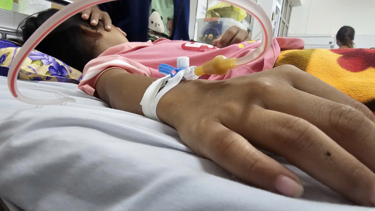 Phó hiệu trưởng không cho đưa học sinh bị ngộ độc đi bệnh viện? - Ảnh 1.