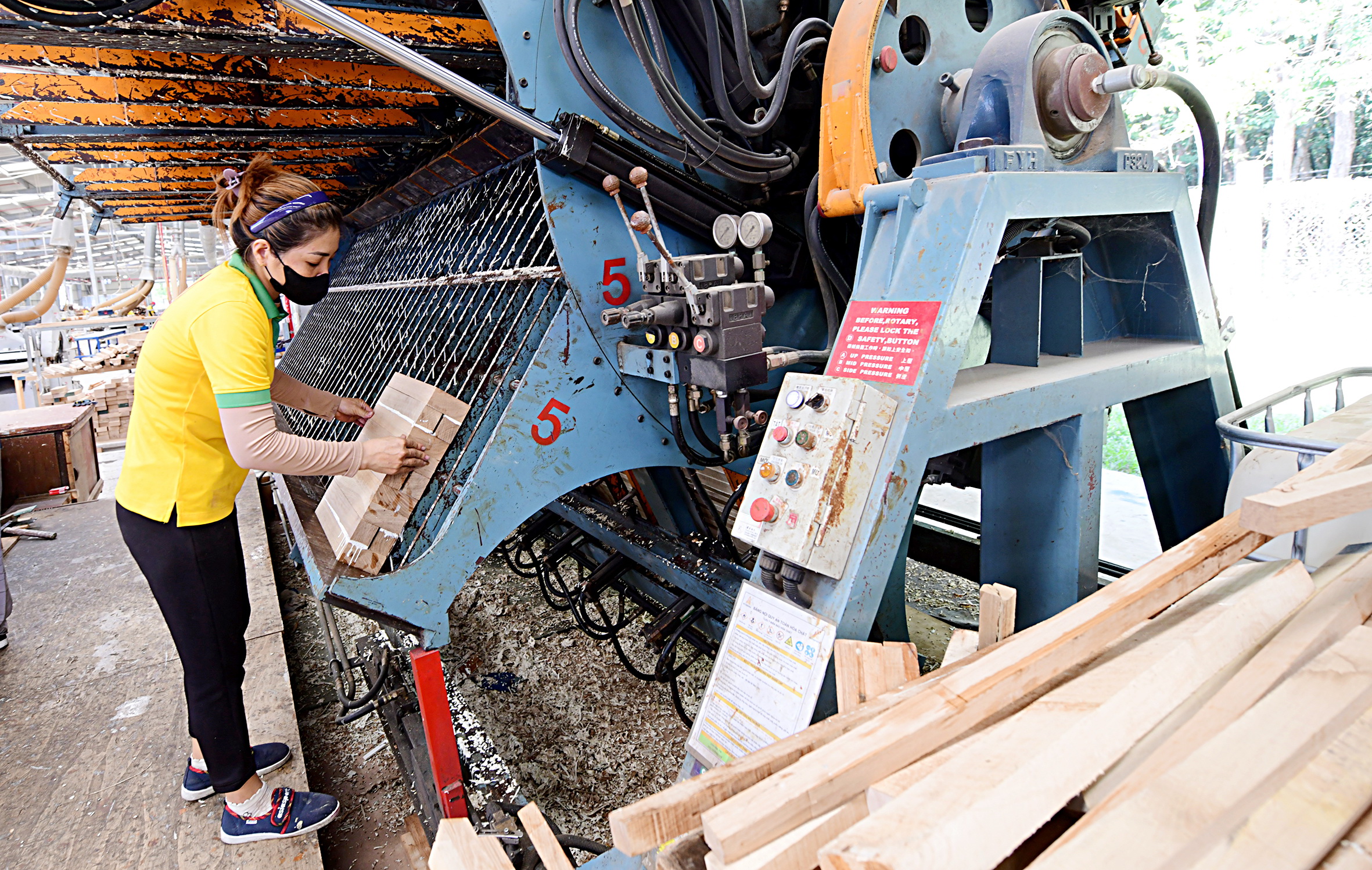 Doanh nghiệp Việt bán hàng sang Mỹ tìm cách thích ứng biến động thuế - Ảnh 1.