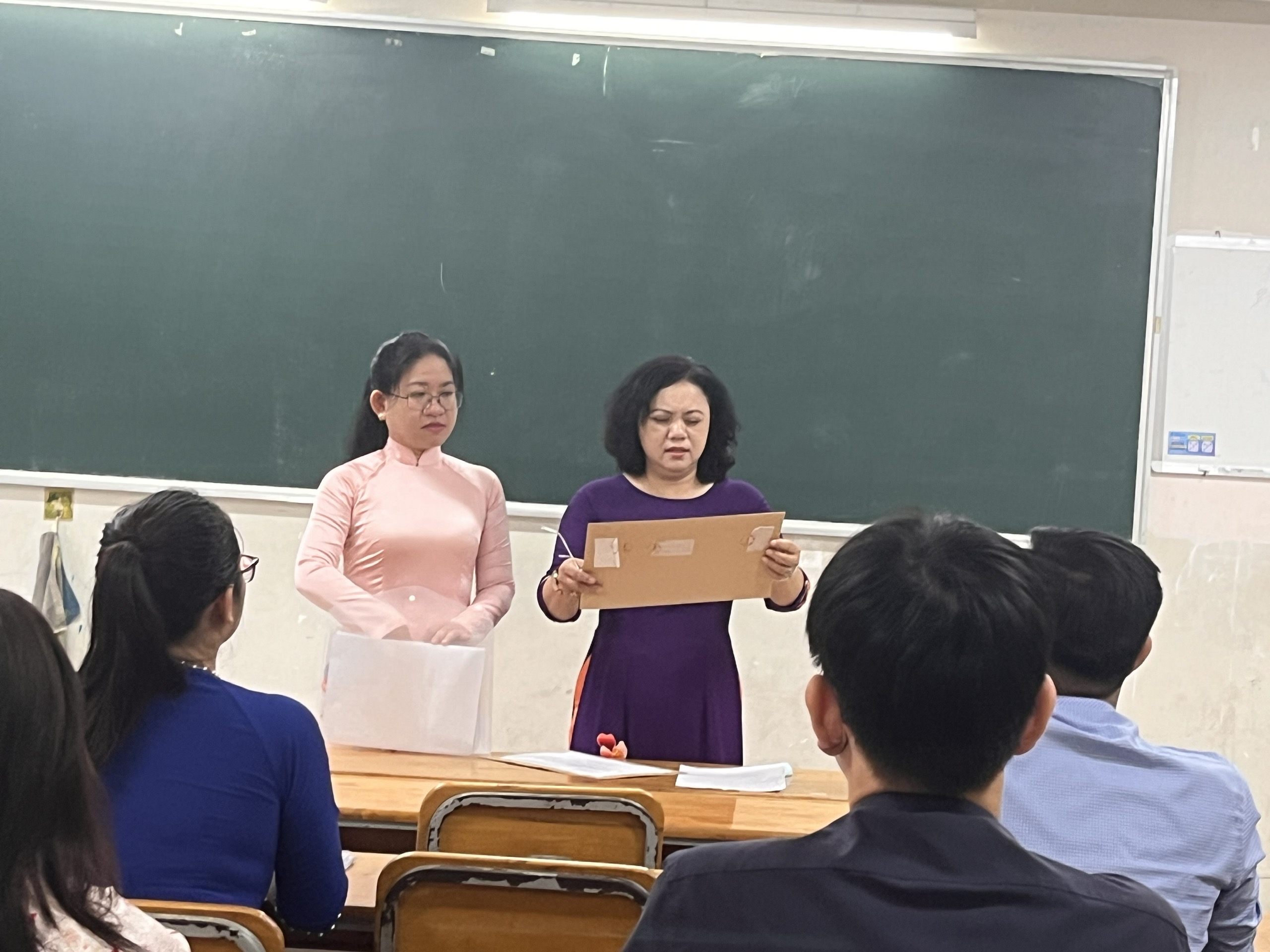Hơn 10.000 người bắt đầu thi tuyển giáo viên tại TP.HCM, môn hóa 1 'chọi' 27 - Ảnh 1.