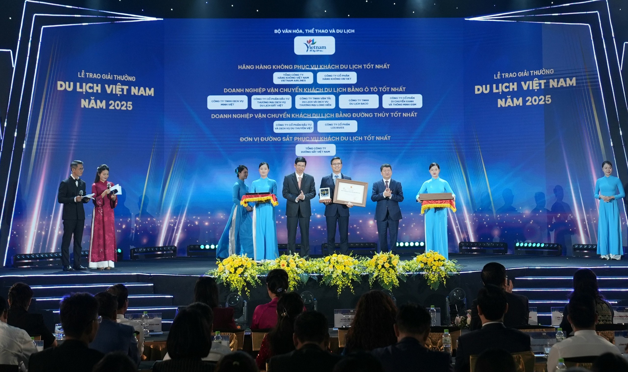 Vietnam Airlines là ‘Hãng hàng không phục vụ khách du lịch tốt nhất’ năm 2025 - Ảnh 1.