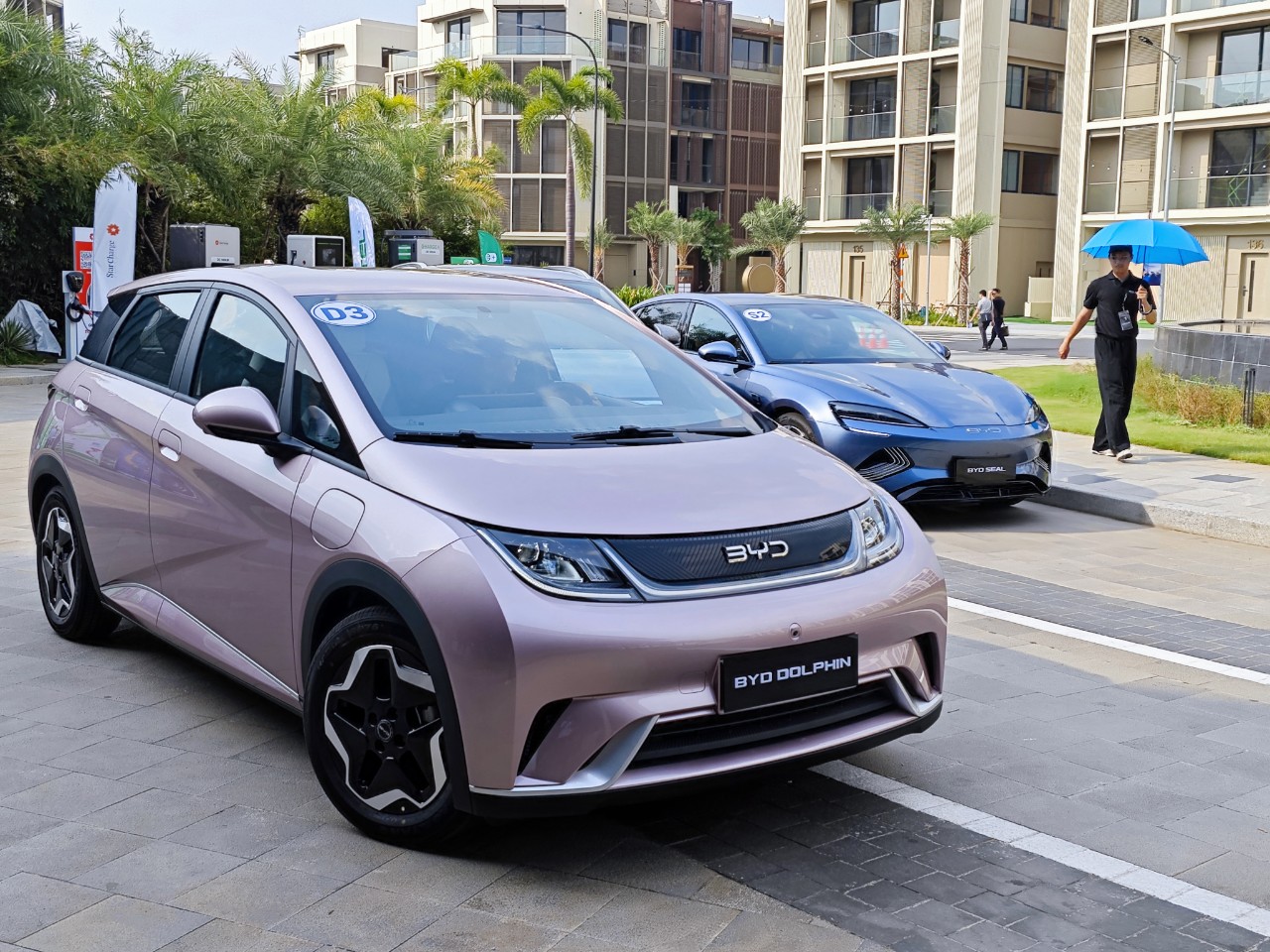 Ô tô ngoại tràn về, thị trường chuẩn bị 'sóng lớn' dịp Tết - Ảnh 1.