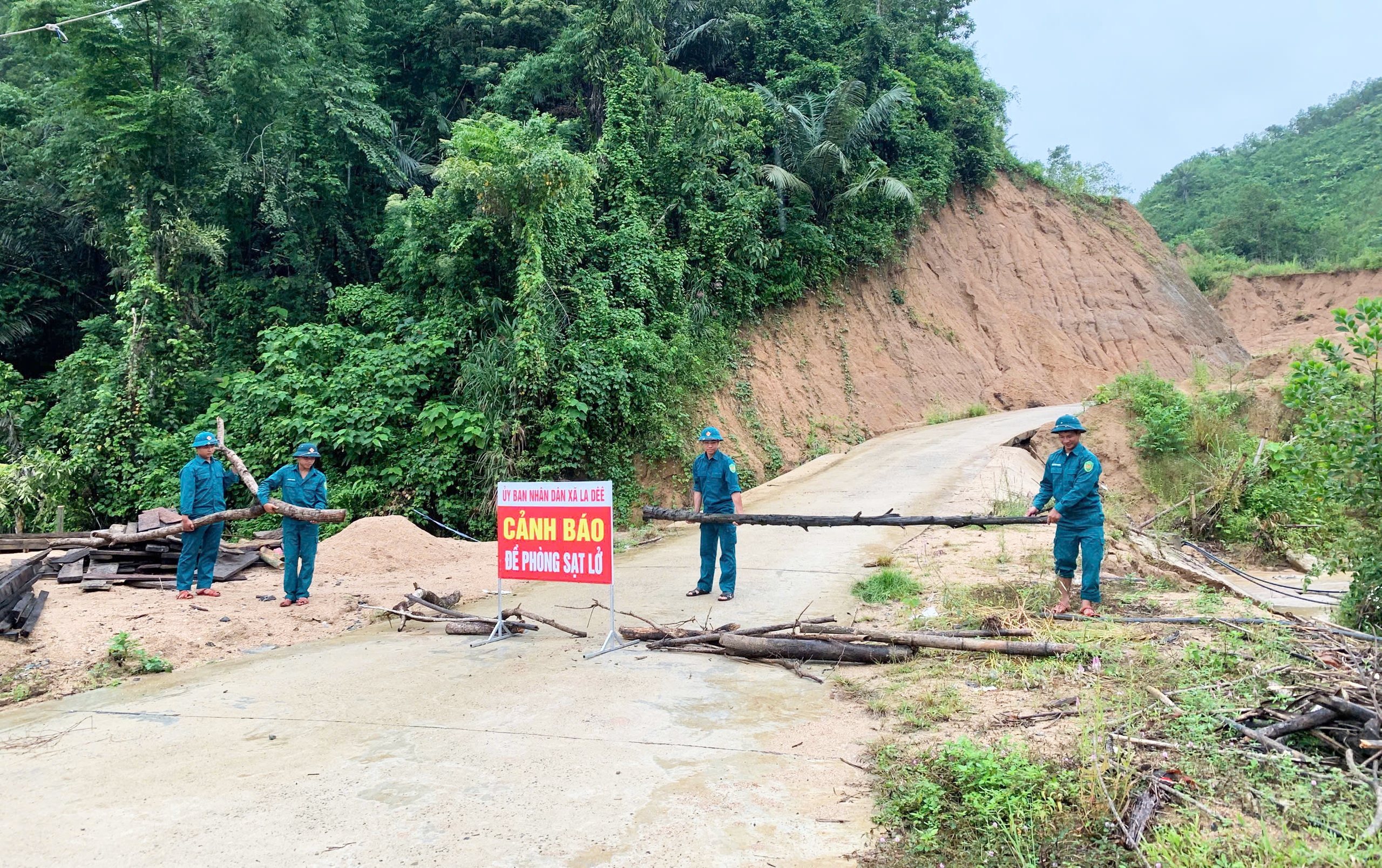 Đà Nẵng: 1 người bơi qua sông bị nước cuốn mất tích, hơn 100 người vào rừng chưa thể về nhà - Ảnh 2.